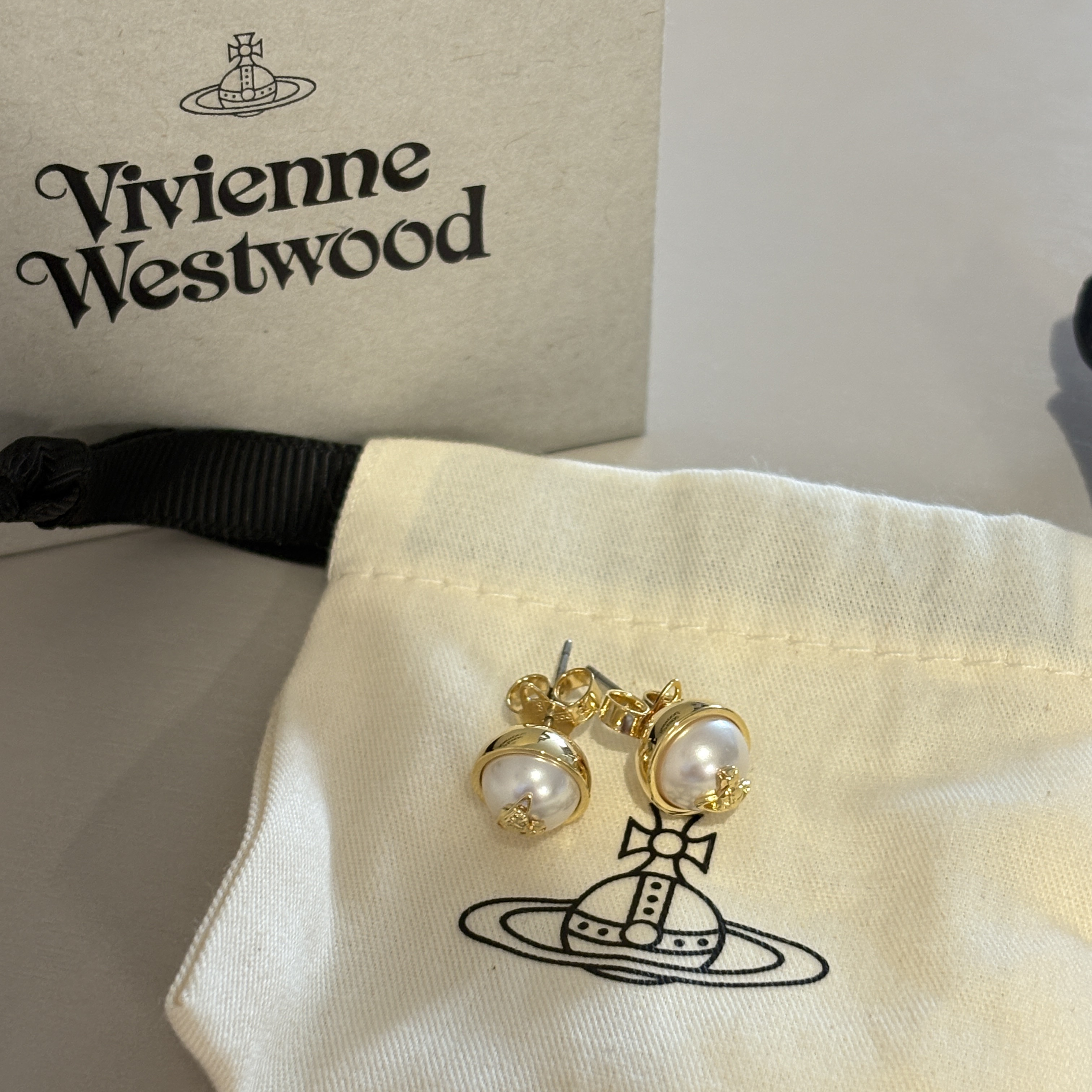 (W) Vivienne Westwood Orga Pearl Earrings Gold 착용 스타일 - 2