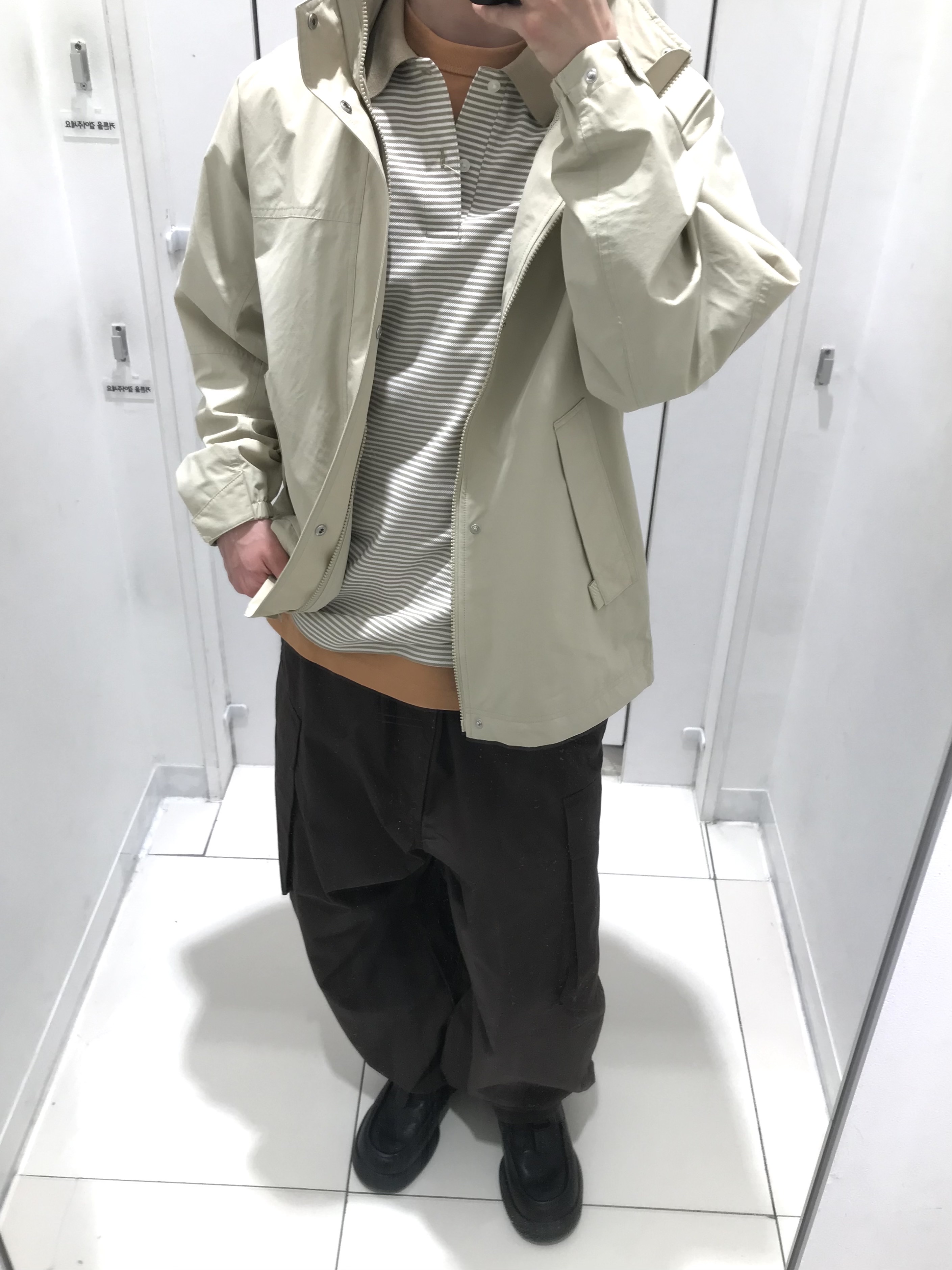 Uniqlo x JW Anderson Dry Pique Striped Polo Narrow Shirt Beige, Uniqlo x JW Anderson Windproof Stand Blouson Beige 착용 스타일 - 2