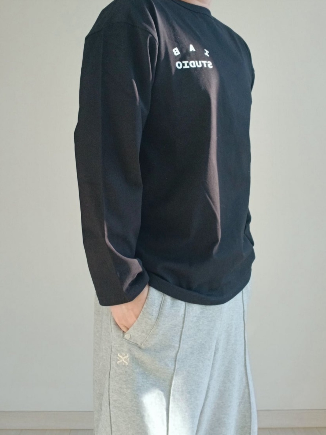 IAB Studio IAB Light Long Sleeve Black, SATUR Teo Cotton Banding Sweatpants Melange Gray 착용 스타일 - 1