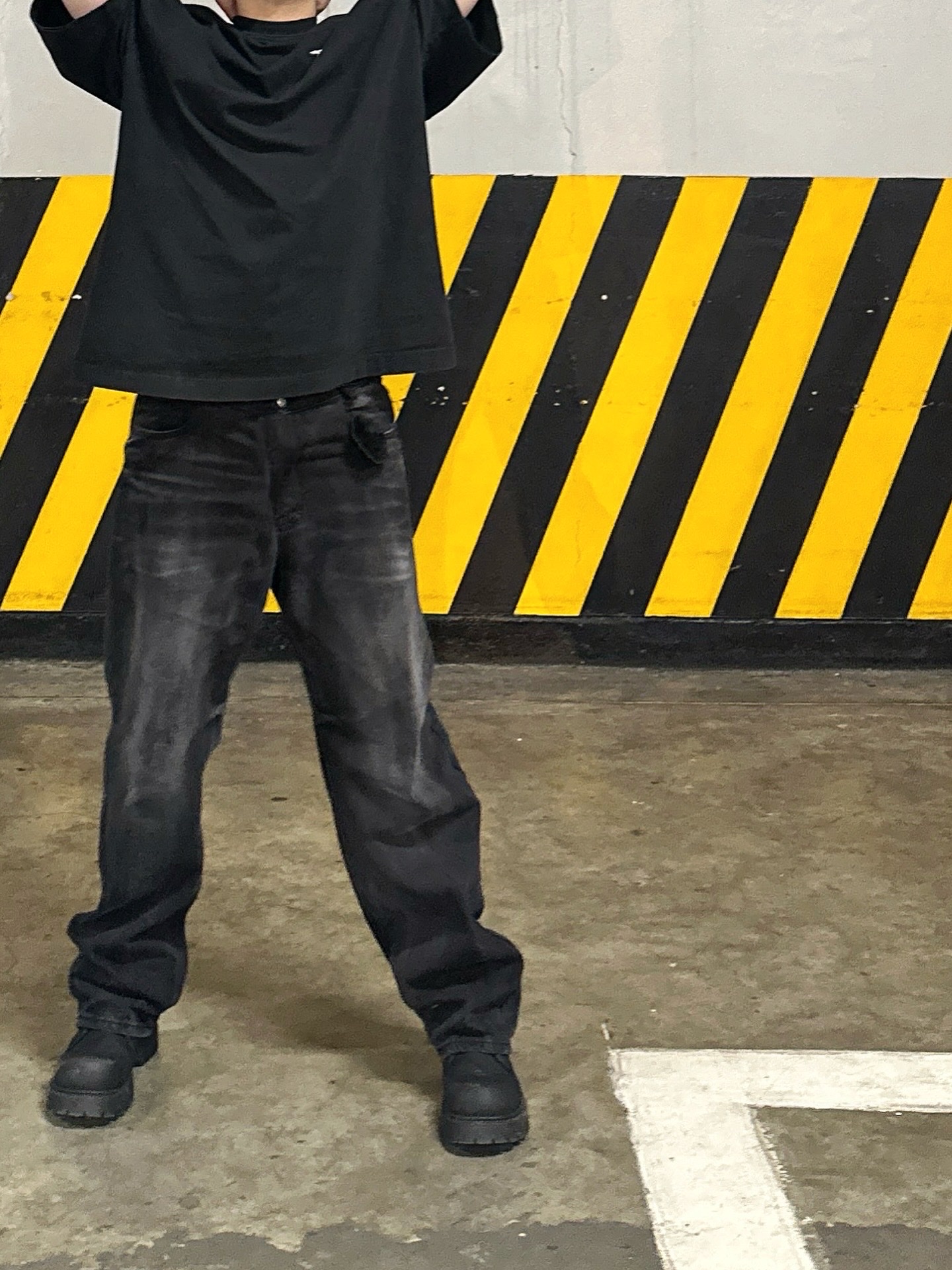 AX CONNECTION Engineered Oil Washed Wide Baggy Denim Pants Black 착용 스타일