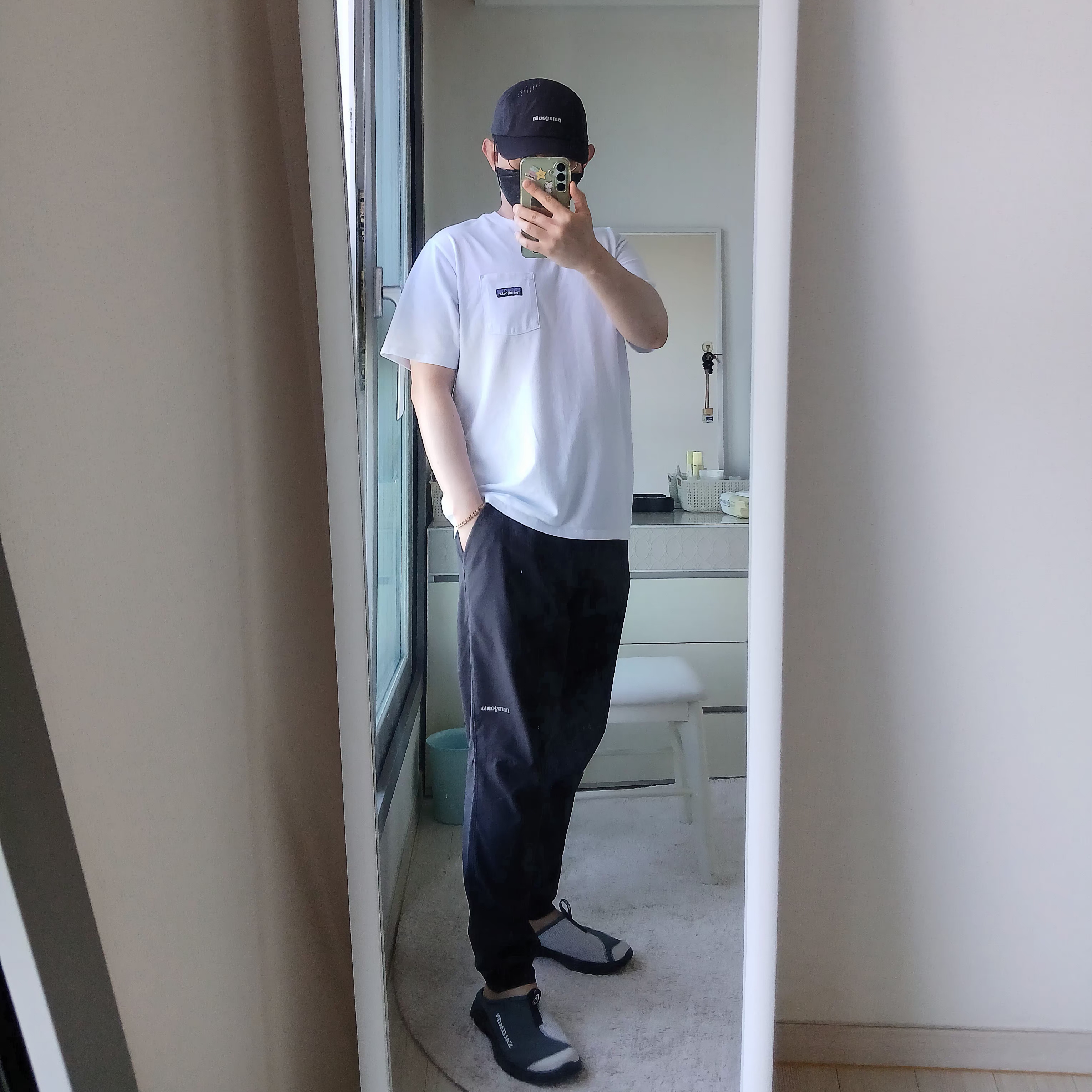 Patagonia Light Variable Jacket Crisp Grey, Patagonia Daily Pocket Short Sleeve T-Shirt Birch White 착용 스타일 - 4