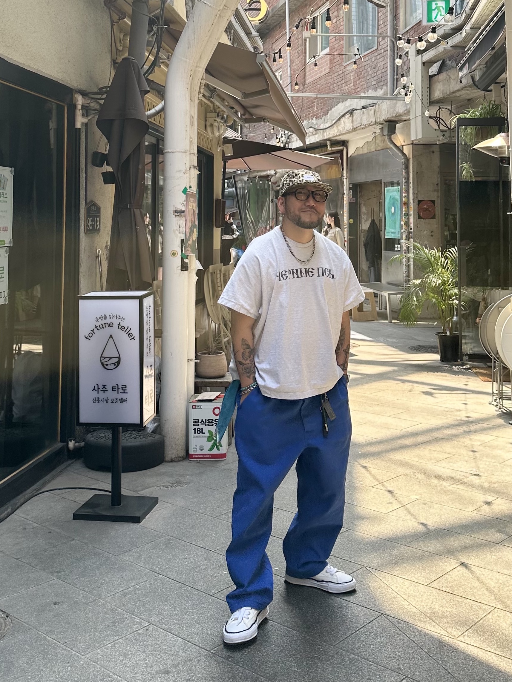 Maison Mihara Yasuhiro Peterson OG Sole Canvas Low Sneakers White, Yeezy x Gosha Rubchinskiy YZY Black Dogs T-Shirt Heather Grey 착용 스타일 - 2