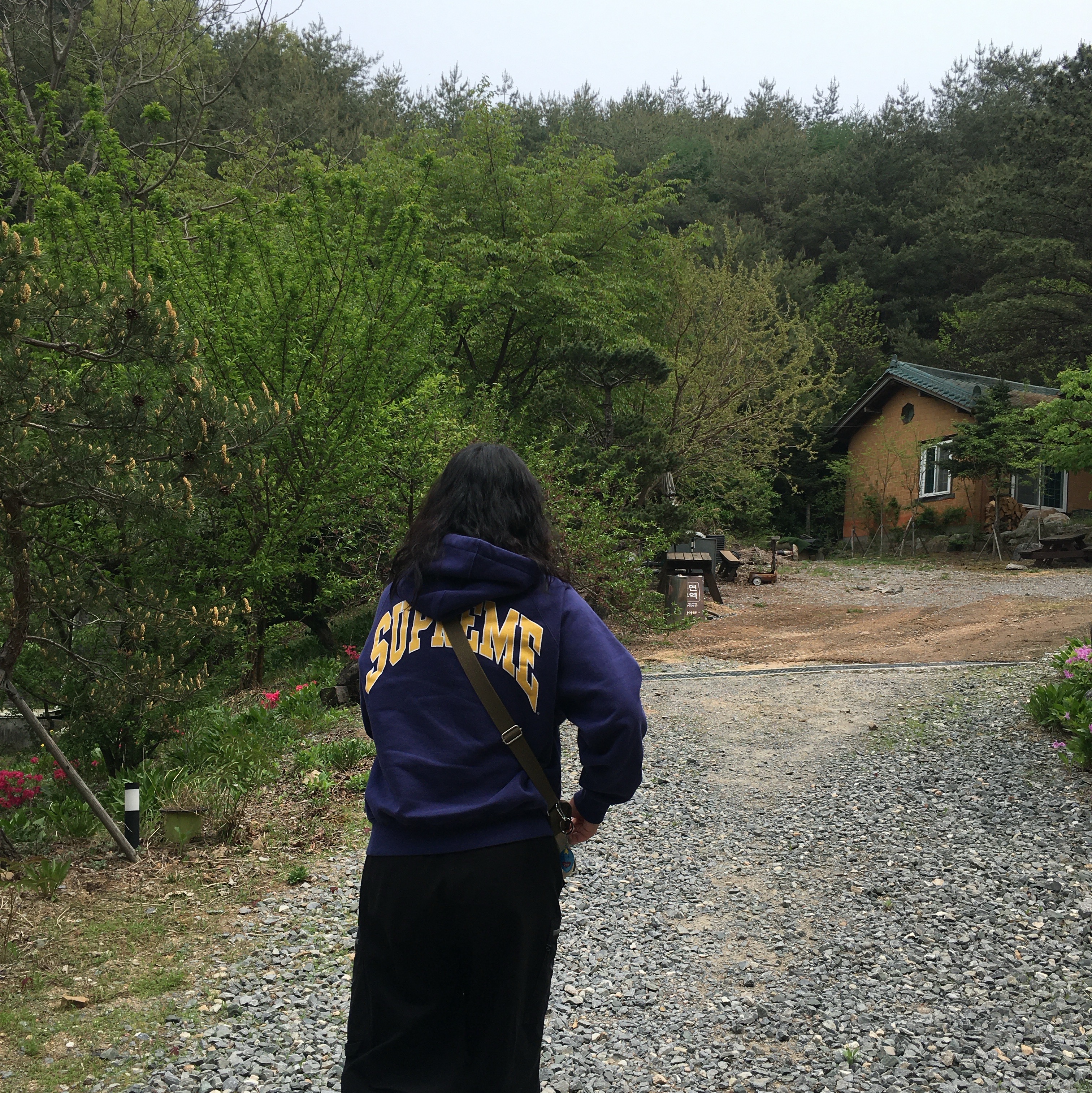 Supreme Cracked Raglan Zip Up Hooded Sweatshirt Washed Navy - 26SS, Human Made Shoulder Bag Beige 착용 스타일 - 3