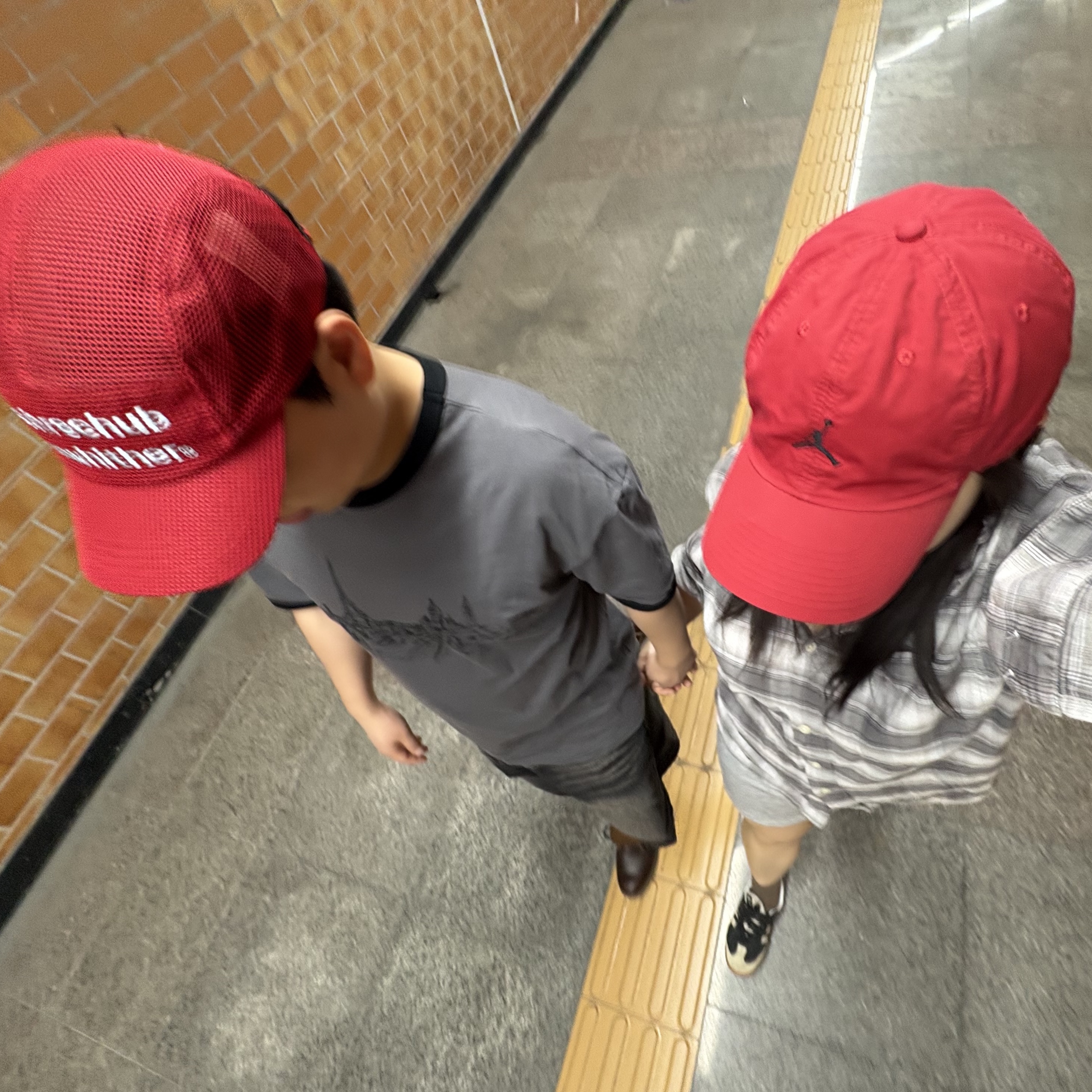 [KREAM 단독] runwhither Mesh Cap Red, [KREAM 단독] VVM ON,UP,IN Energy 3set 착용 스타일 - 1