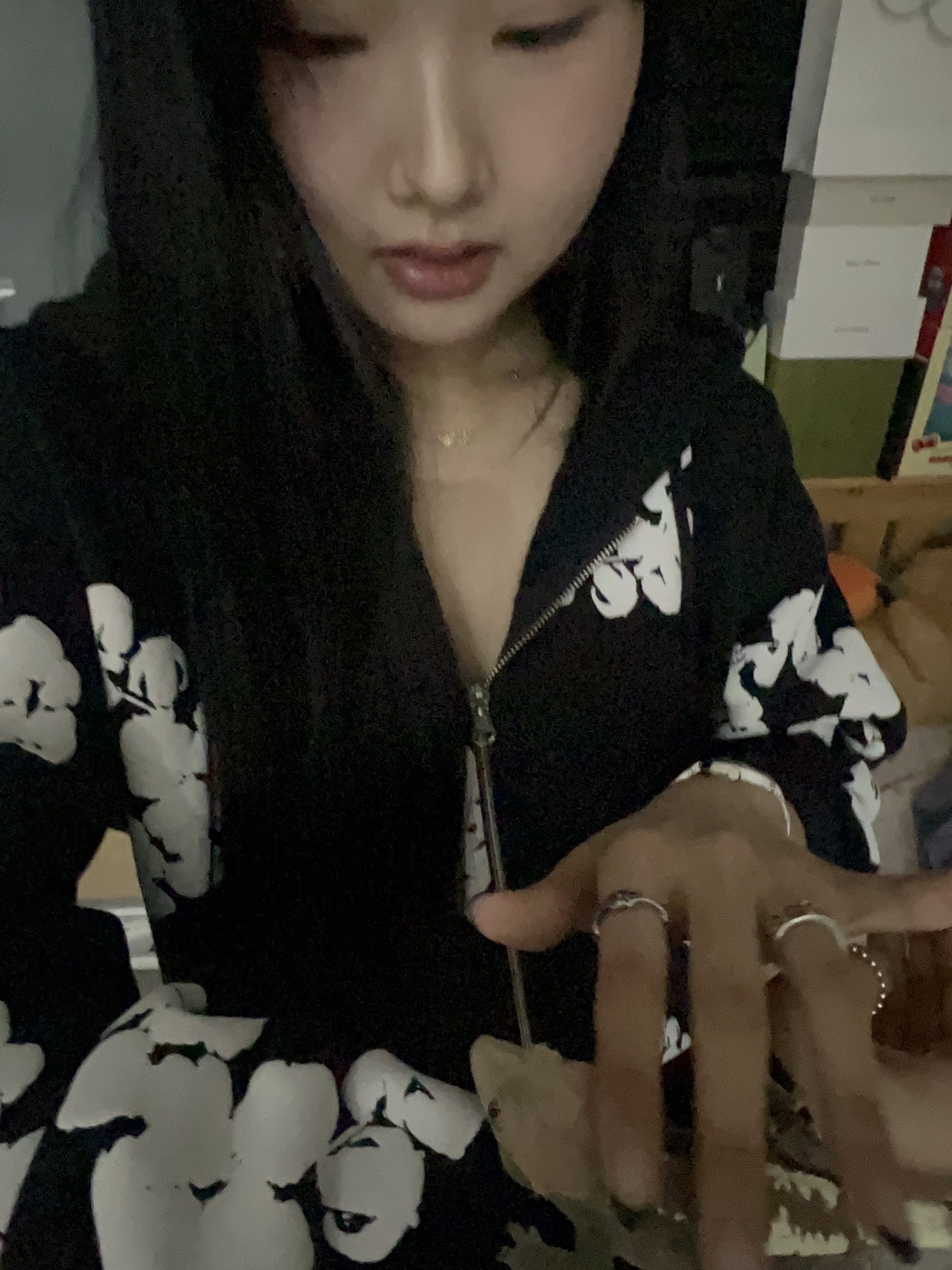 Denim Tears Cotton Wreath Zip Hoodie Black 착용 스타일 - 3
