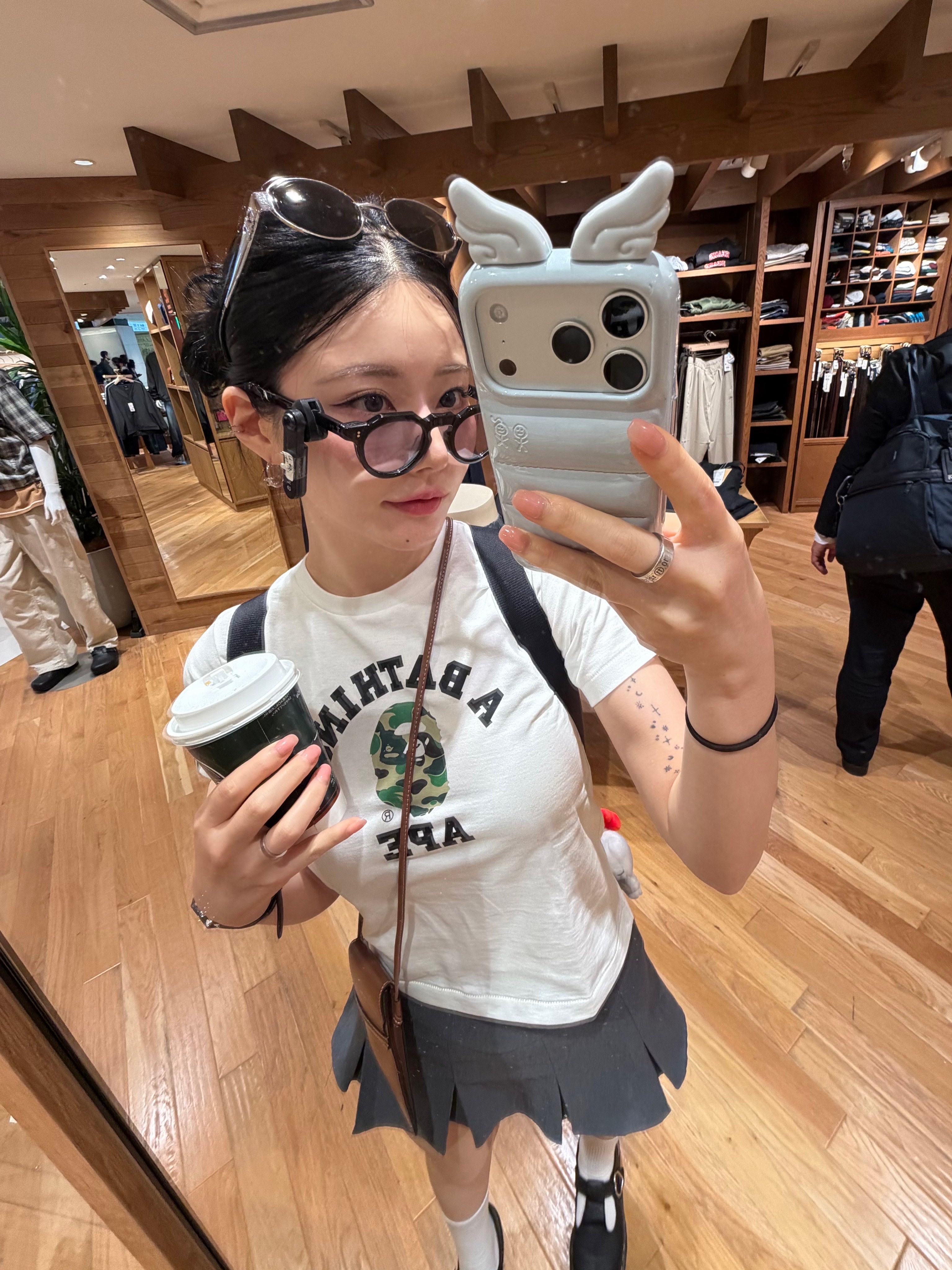 (W) Celine Triomphe Metal 01 Sunglasses in Metal Silver Smoke 착용 스타일