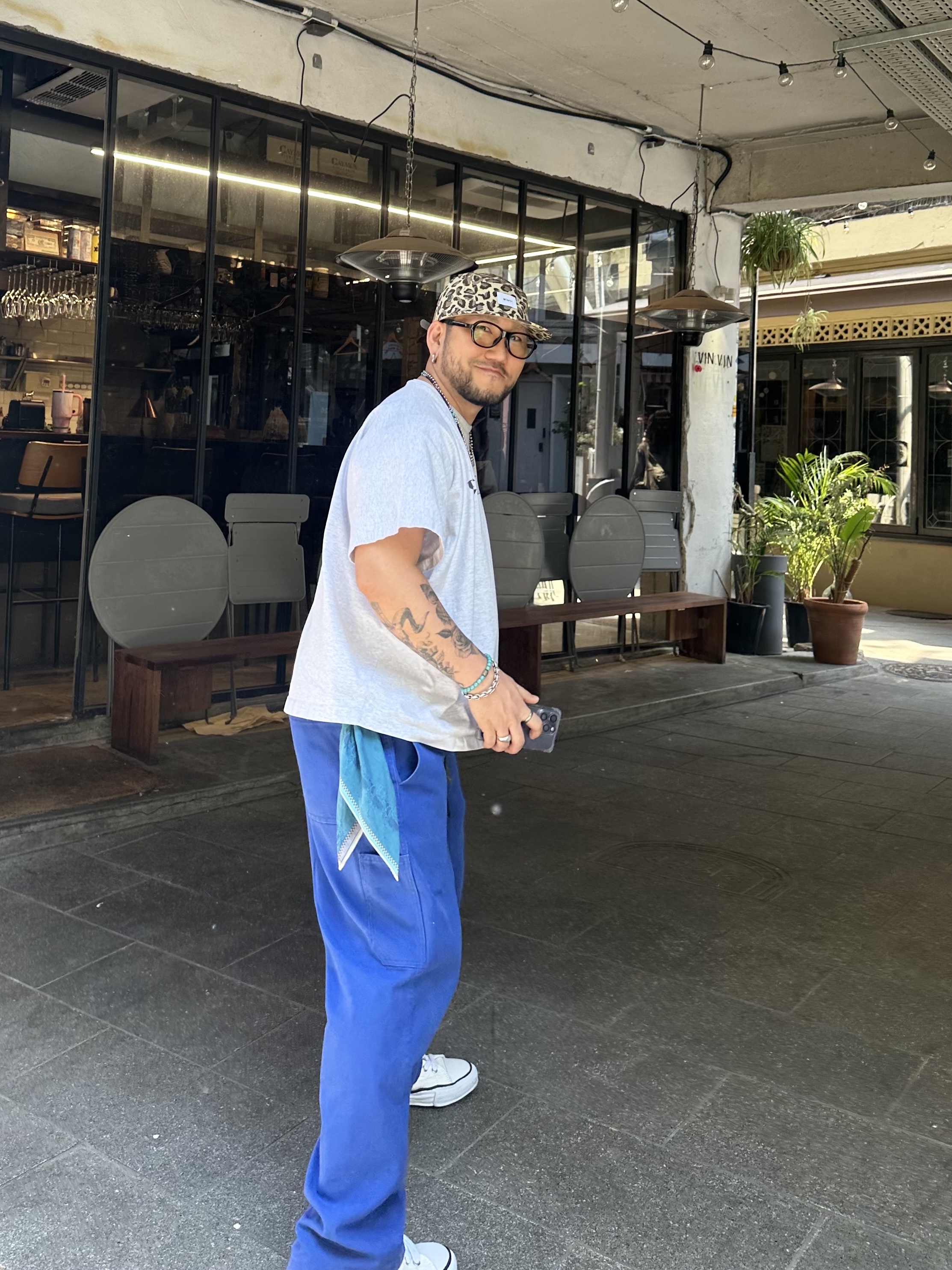 Maison Mihara Yasuhiro Peterson OG Sole Canvas Low Sneakers White, Yeezy x Gosha Rubchinskiy YZY Black Dogs T-Shirt Heather Grey 착용 스타일 - 3