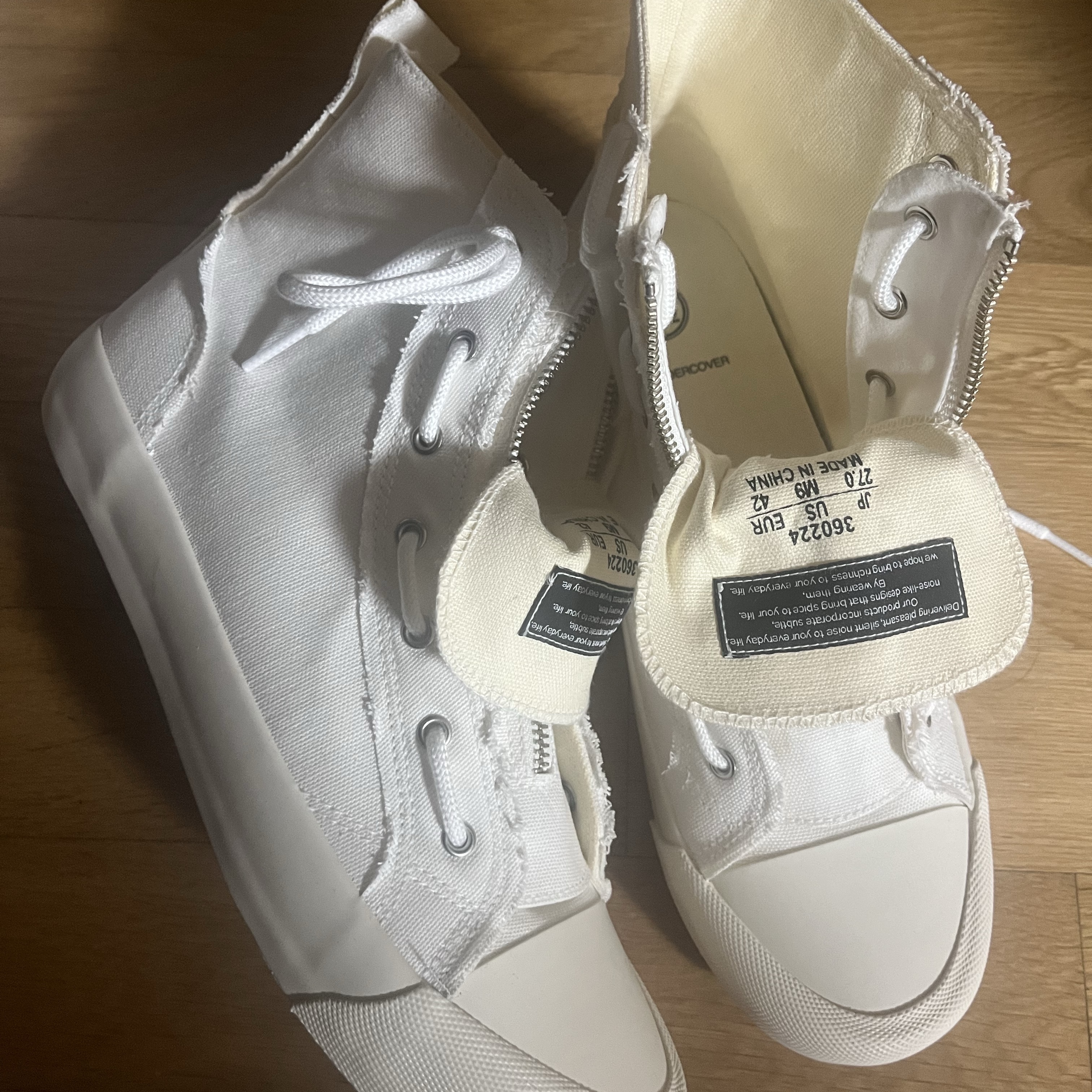 GU x Undercover High-Top Sneakers Off White 착용 스타일