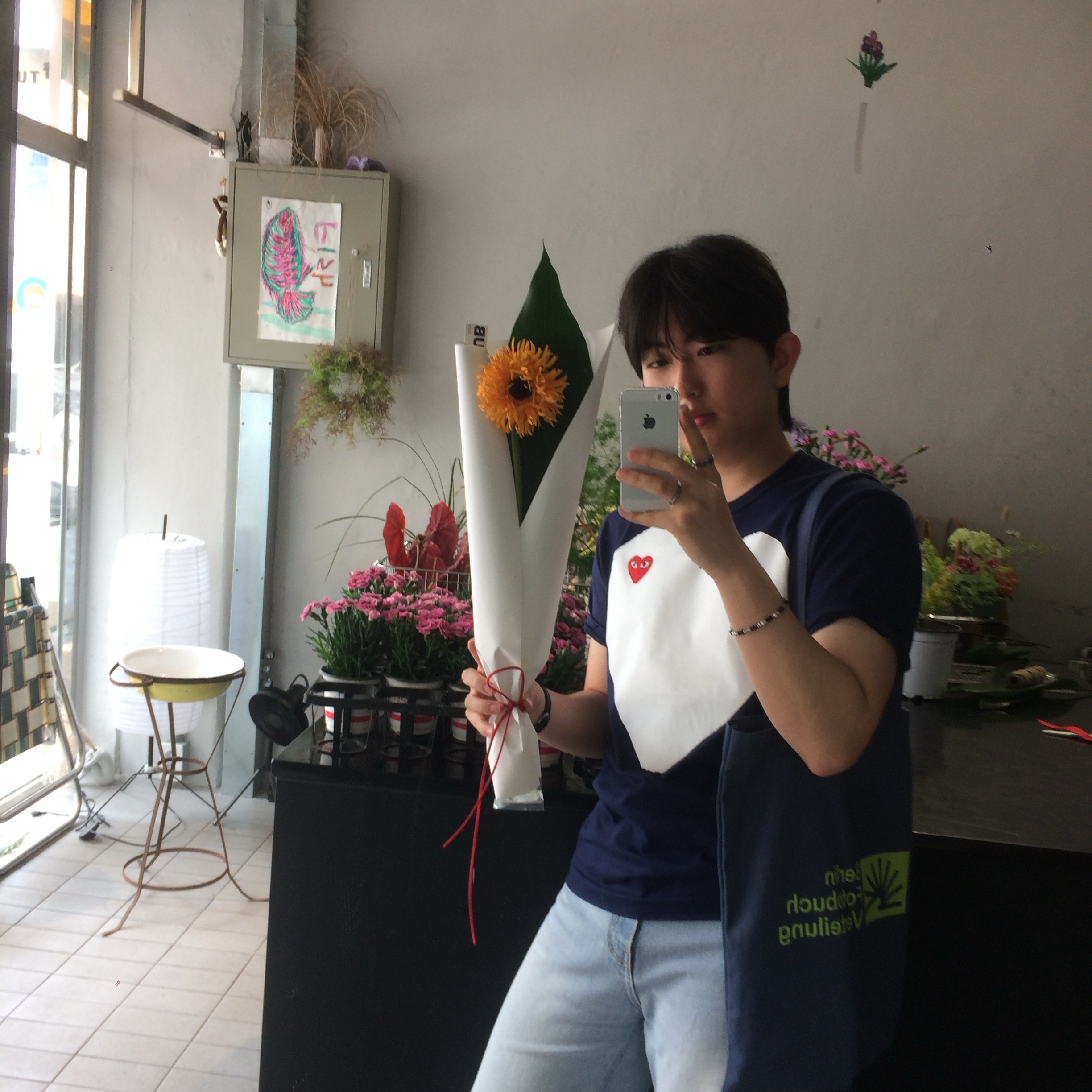 Play Comme des Garcons Red Heart Printed White Heart T-Shirt Navy, Berlin Photobook Distribution 002 Bag Slate Blue 착용 스타일