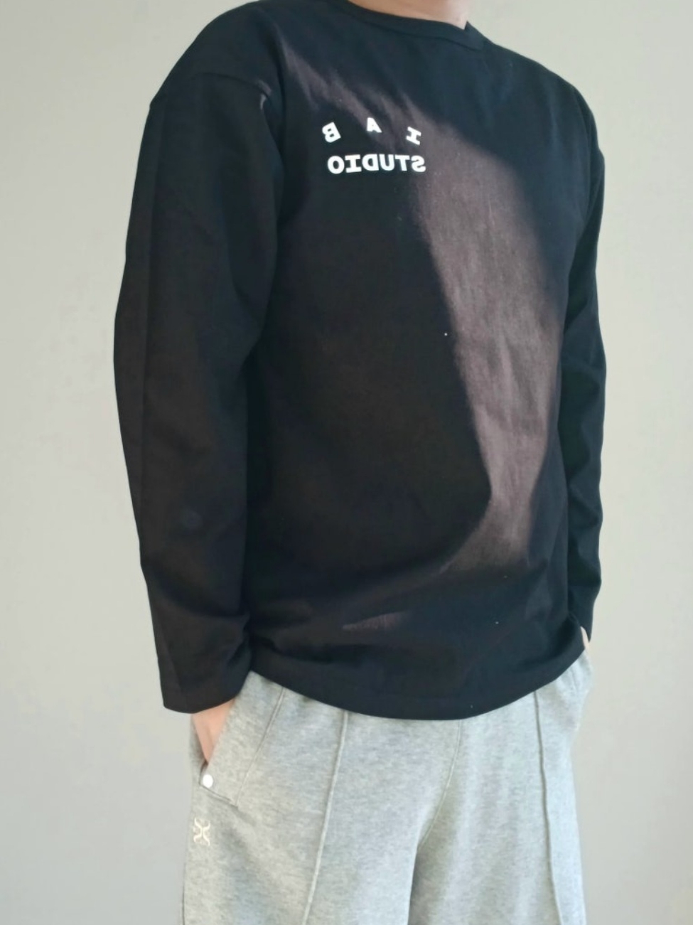 IAB Studio IAB Light Long Sleeve Black, SATUR Teo Cotton Banding Sweatpants Melange Gray 착용 스타일 - 3