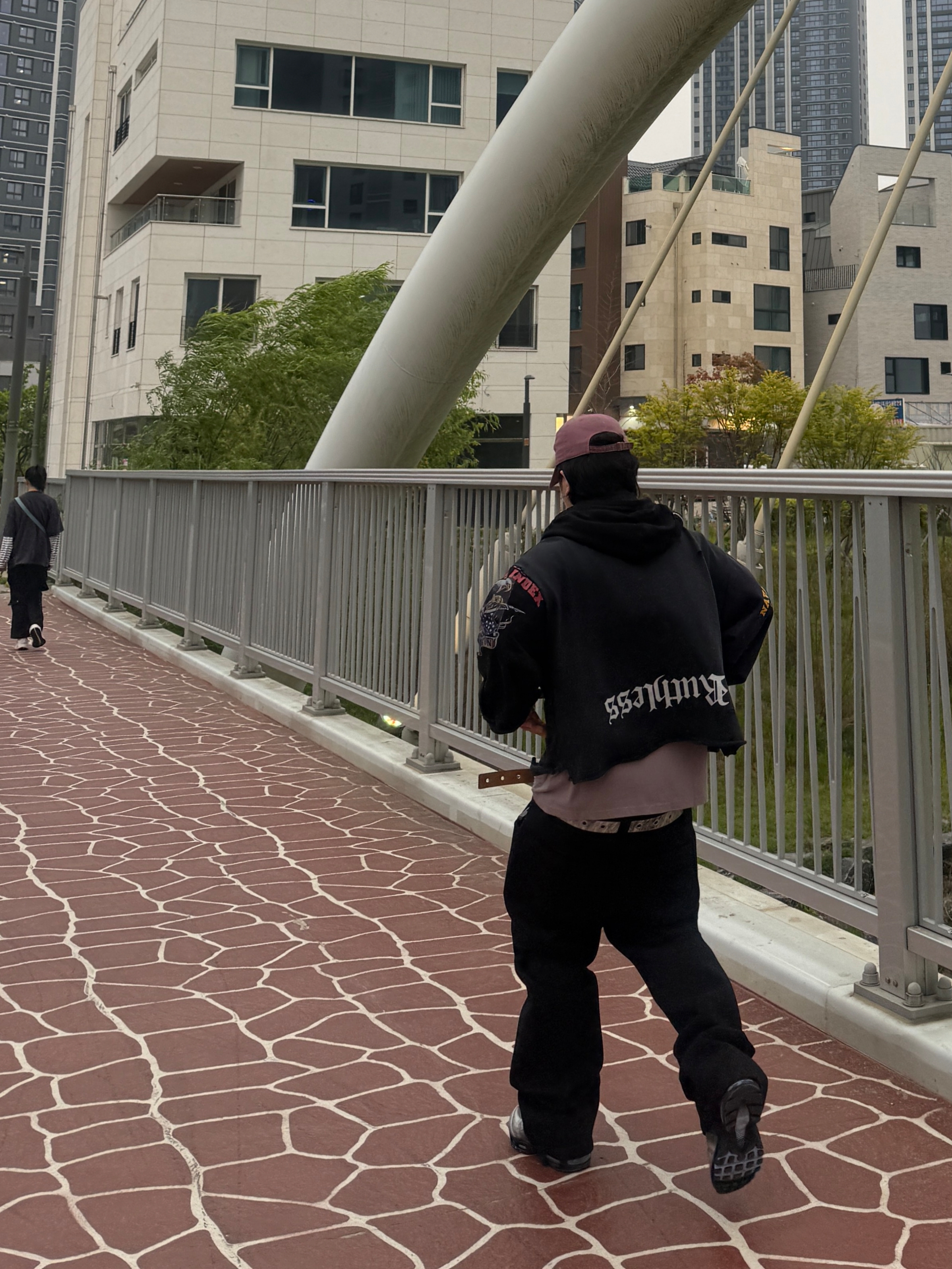 Nike x Palace Air Max 95 Metallic Silver Aluminum, Protocol Index Upside Down Zip Hoodie Black 착용 스타일 - 1