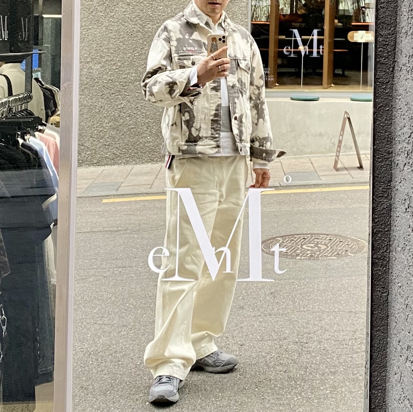 Supreme Denim Trucker Jacket Bleached - 25SS, Asics x Thom Browne Gel-Kayano 14 Grey 착용 스타일