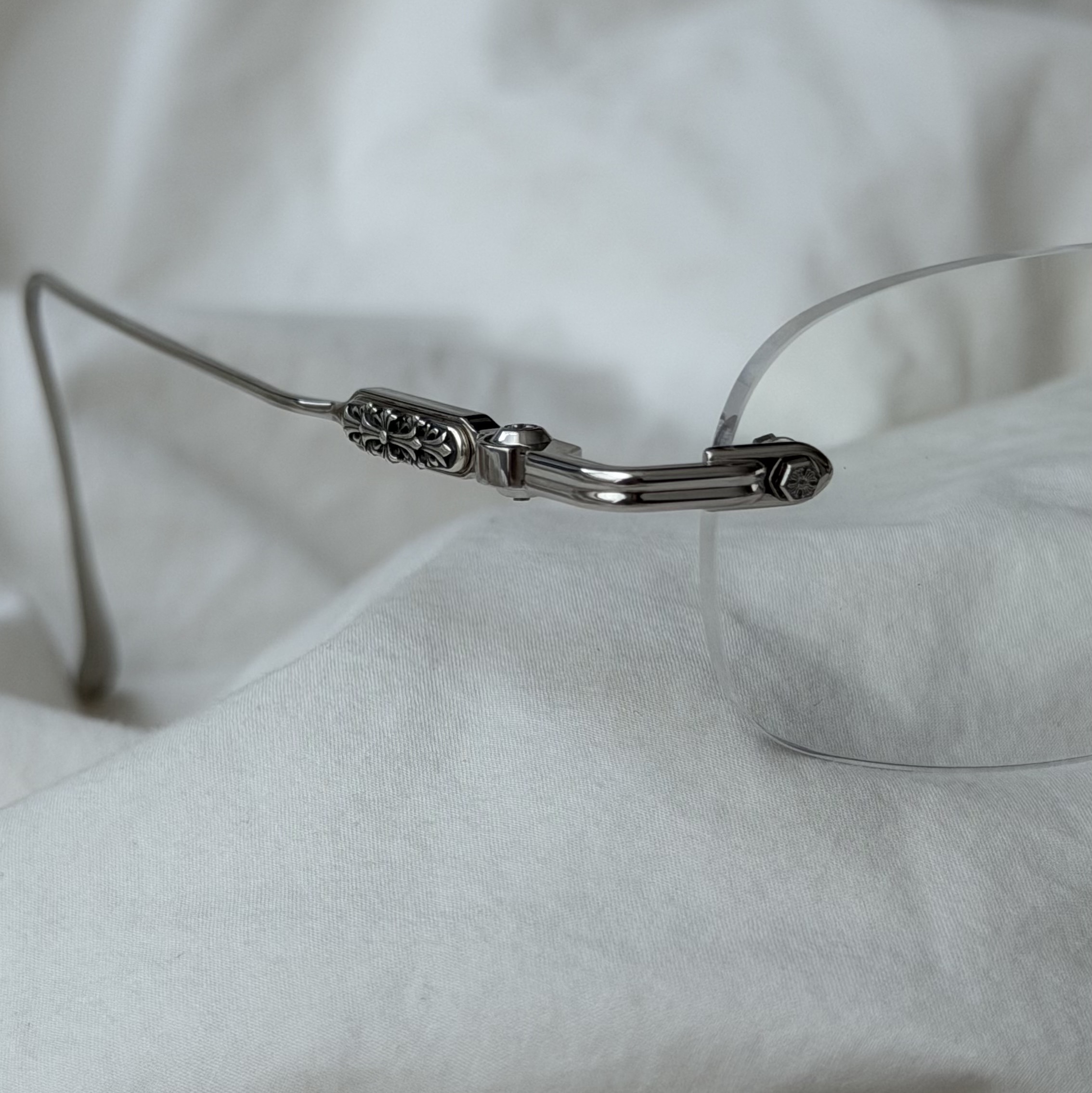 Chrome Hearts Soffffffffers II Shiny Silver 착용 스타일 - 2