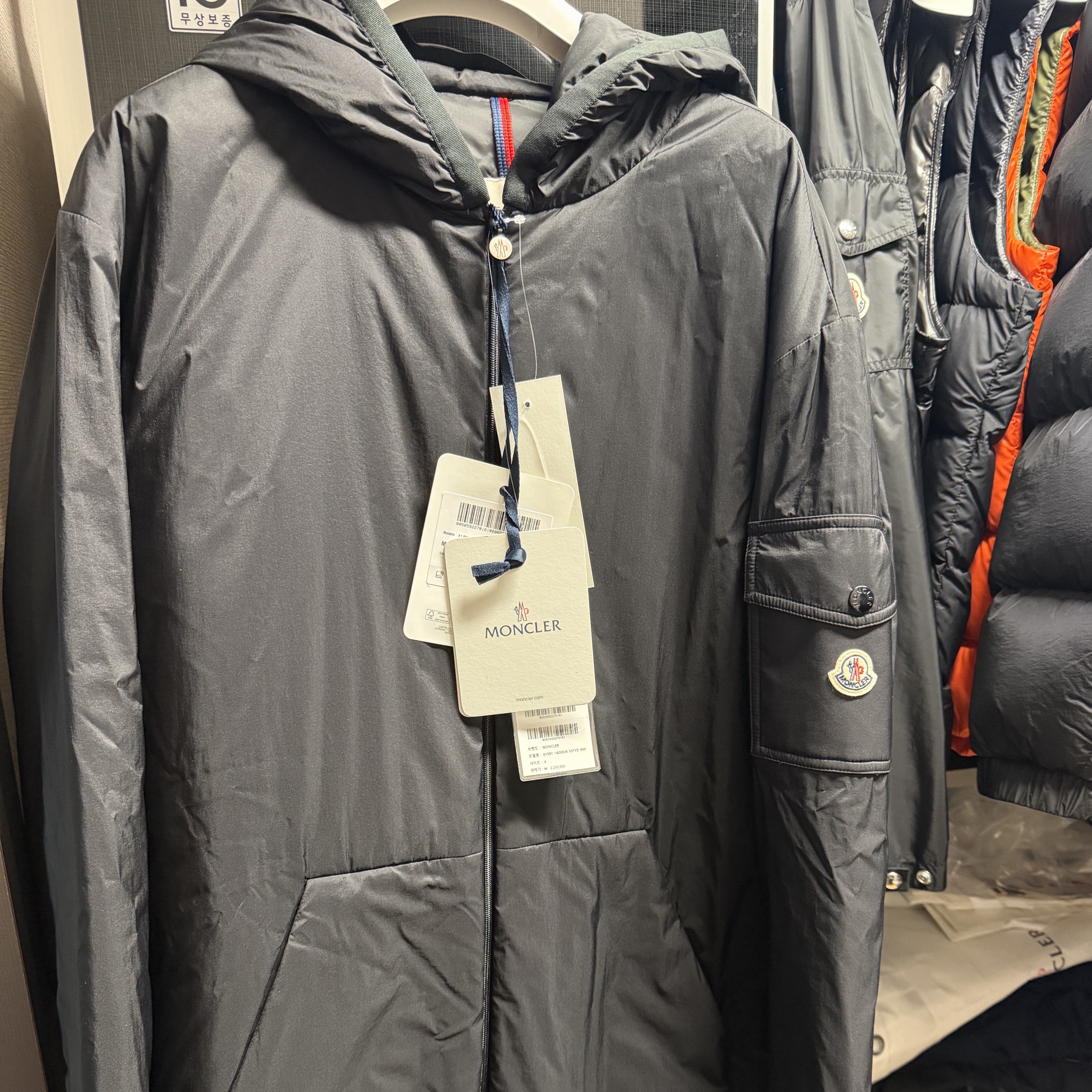 Moncler Monteynard Hooded Short Down Jacket Black - 25SS 착용 스타일