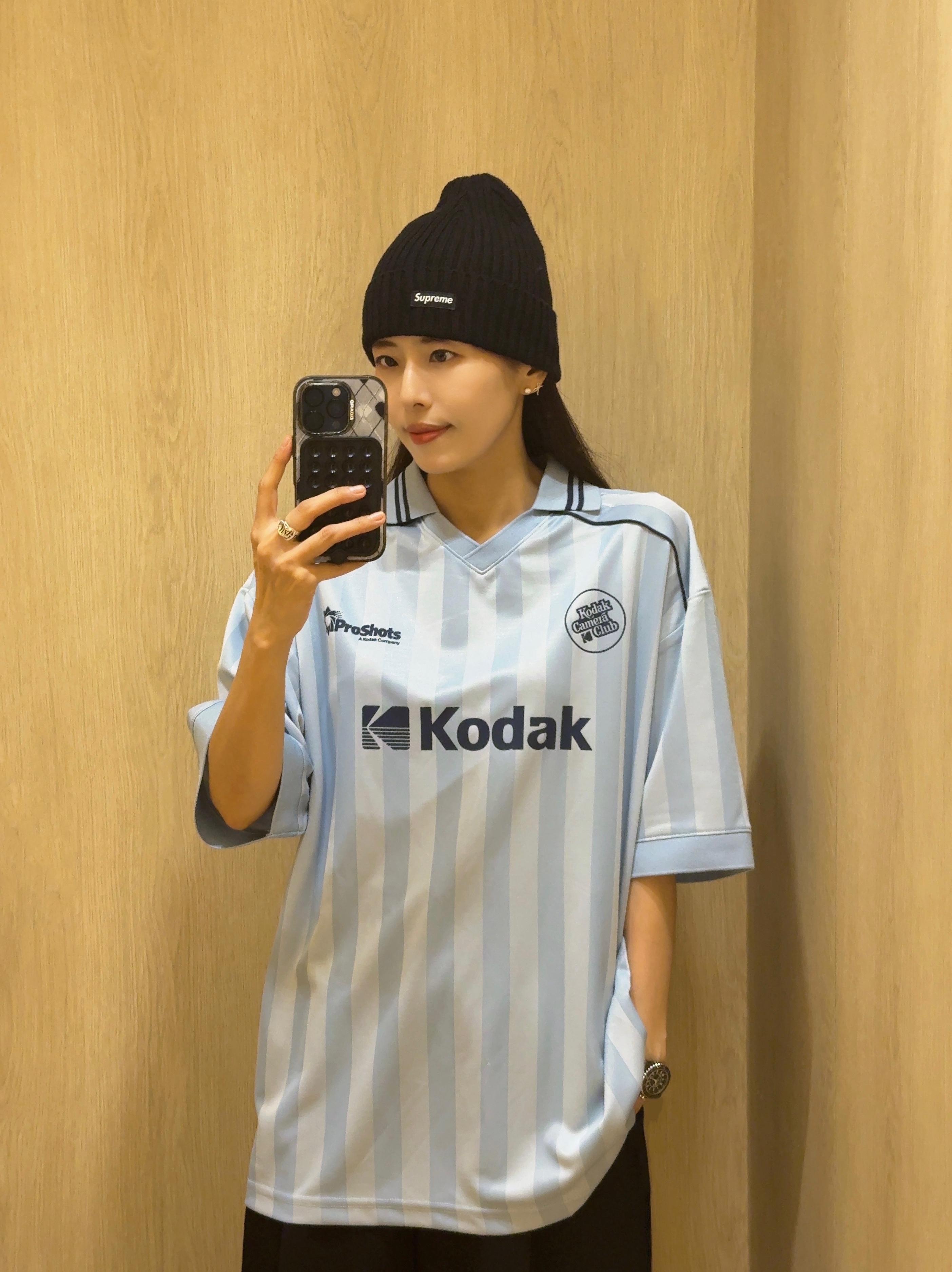 Supreme Overdyed Beanie Black, GARGG MAGSAFE LAYERS FRAME CASE CLEAR BLACK - TEXTURED HEART 착용 스타일 - 1