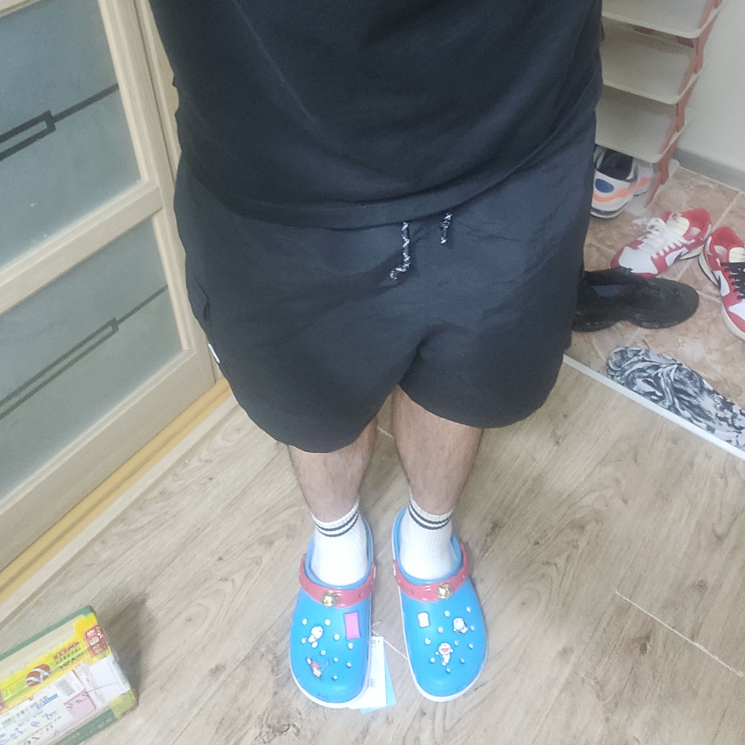 Crocs x Doraemon Classic Clog Multi 착용 스타일 - 2