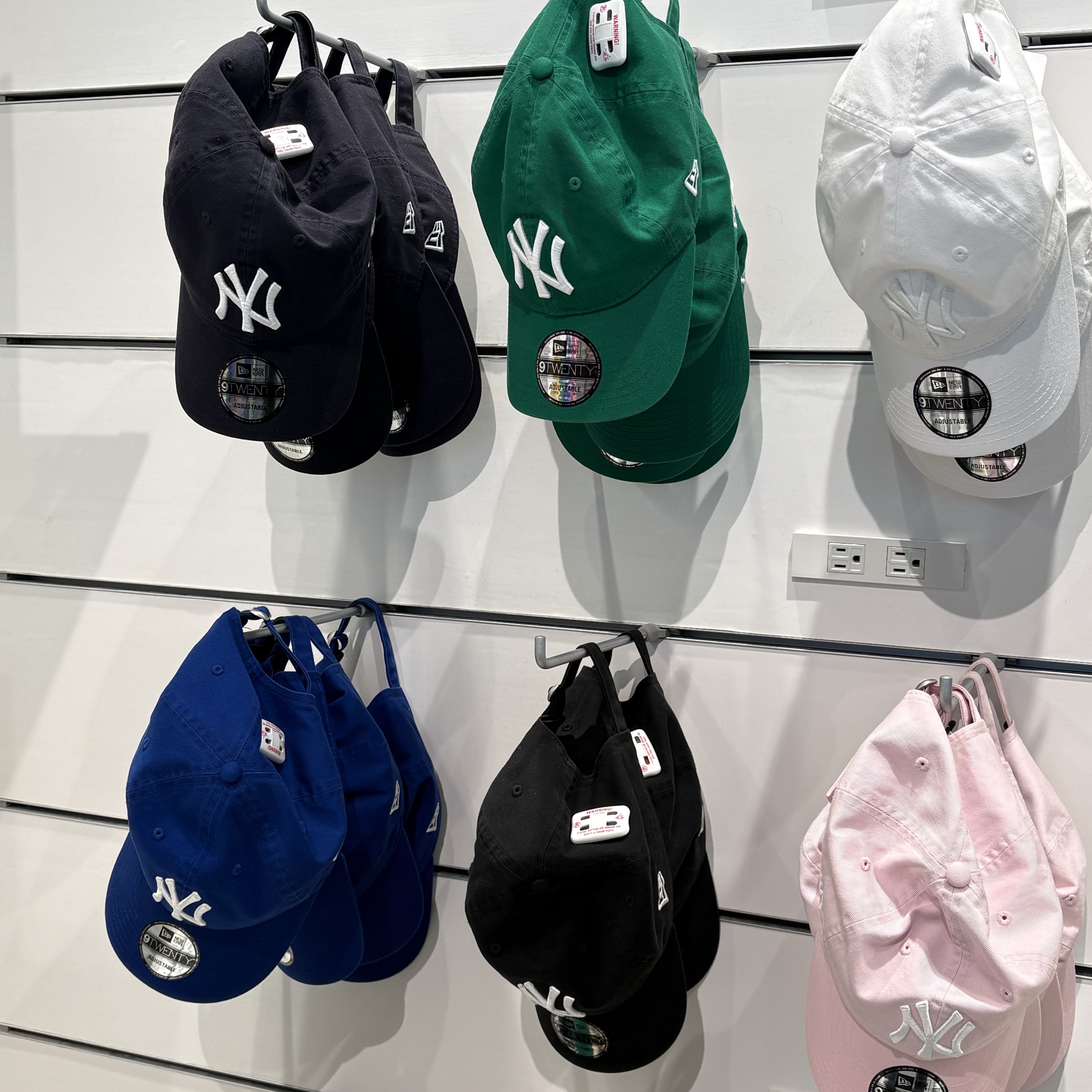 New Era x MoMA New York Yankees Cap Navy, New Era x MoMA New York Yankees Cap Black 착용 스타일 - 1