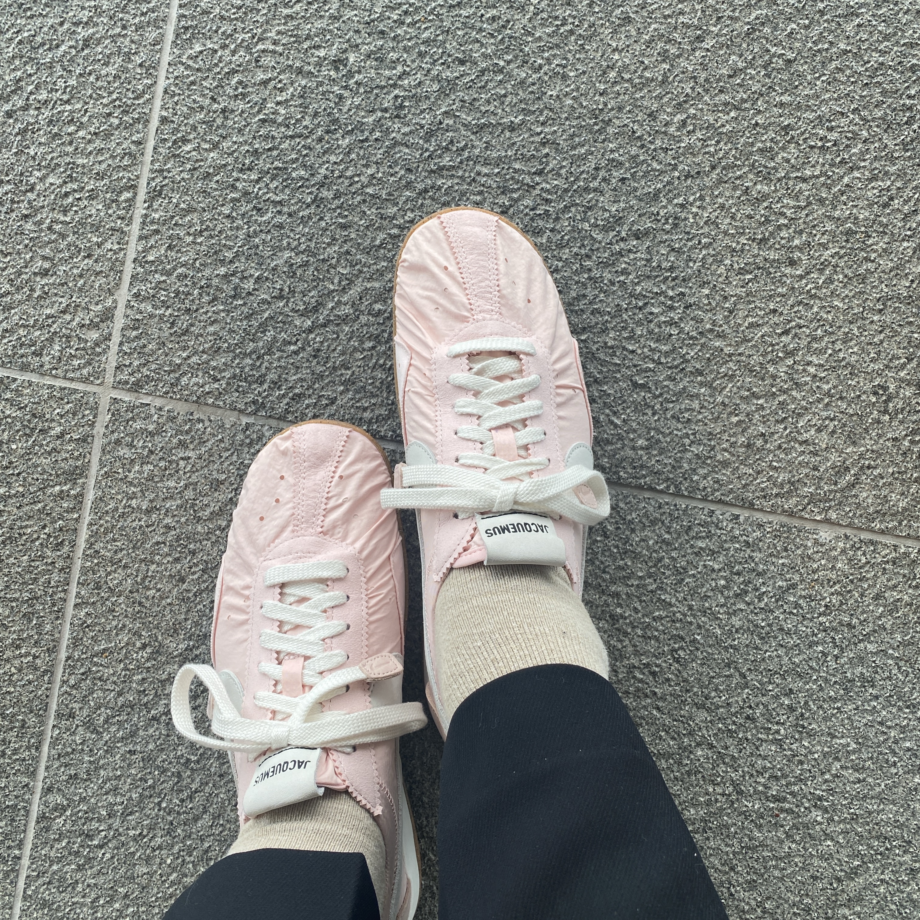 Nike x Jacquemus Moon Shoe SP Aluminum Pink Sail 착용 스타일 - 1