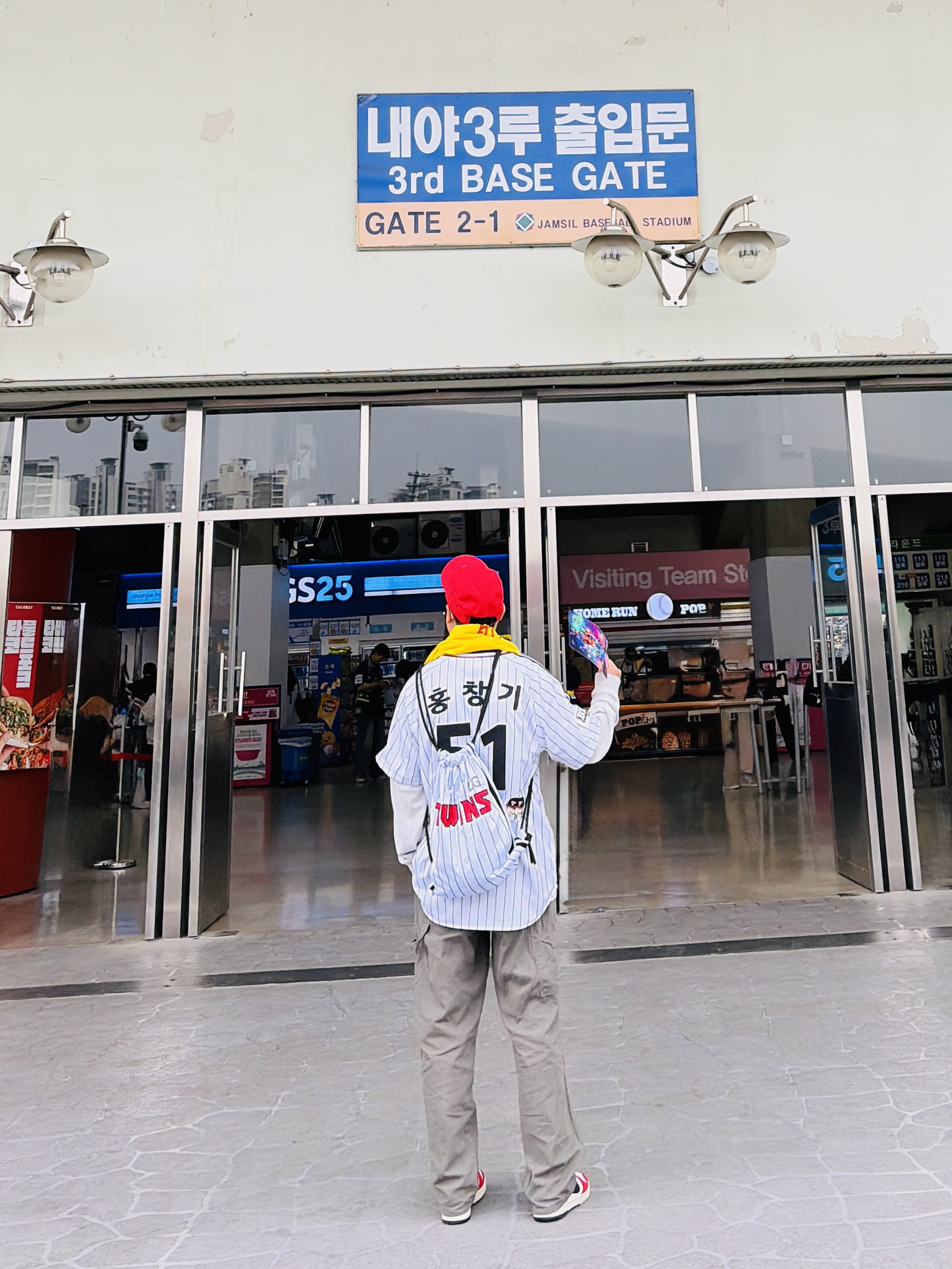 Nike x Undercover NRG AW84 TC Adjustable Cap Red, BDNS x LG TWINS Classic Logo Stripe Baseball Jersey White (Non Marking Ver.) 착용 스타일 - 2