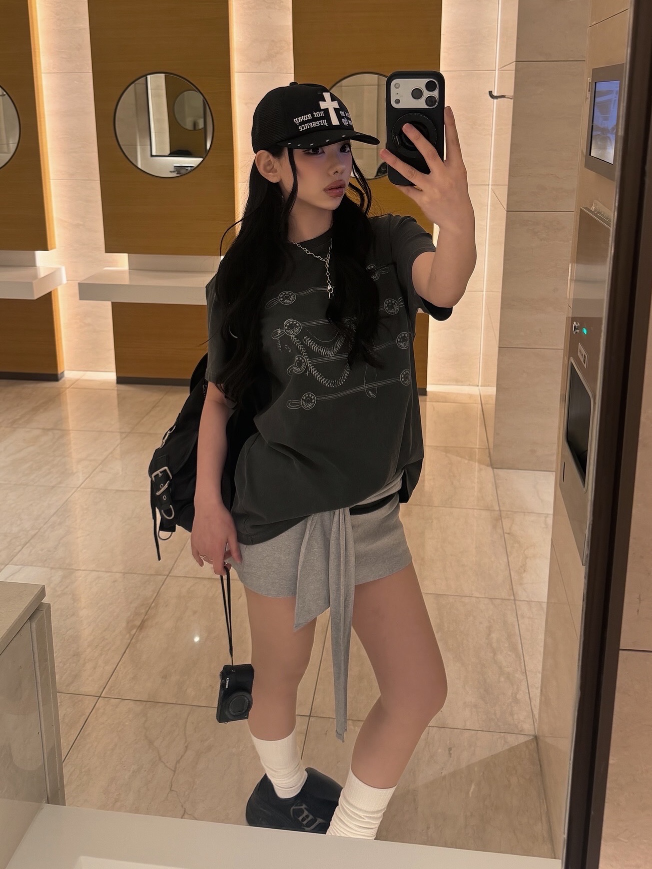 Sculptor Cross Mesh Cap Black, Vacant Archive Popo Strap Backpack Black 착용 스타일 - 1
