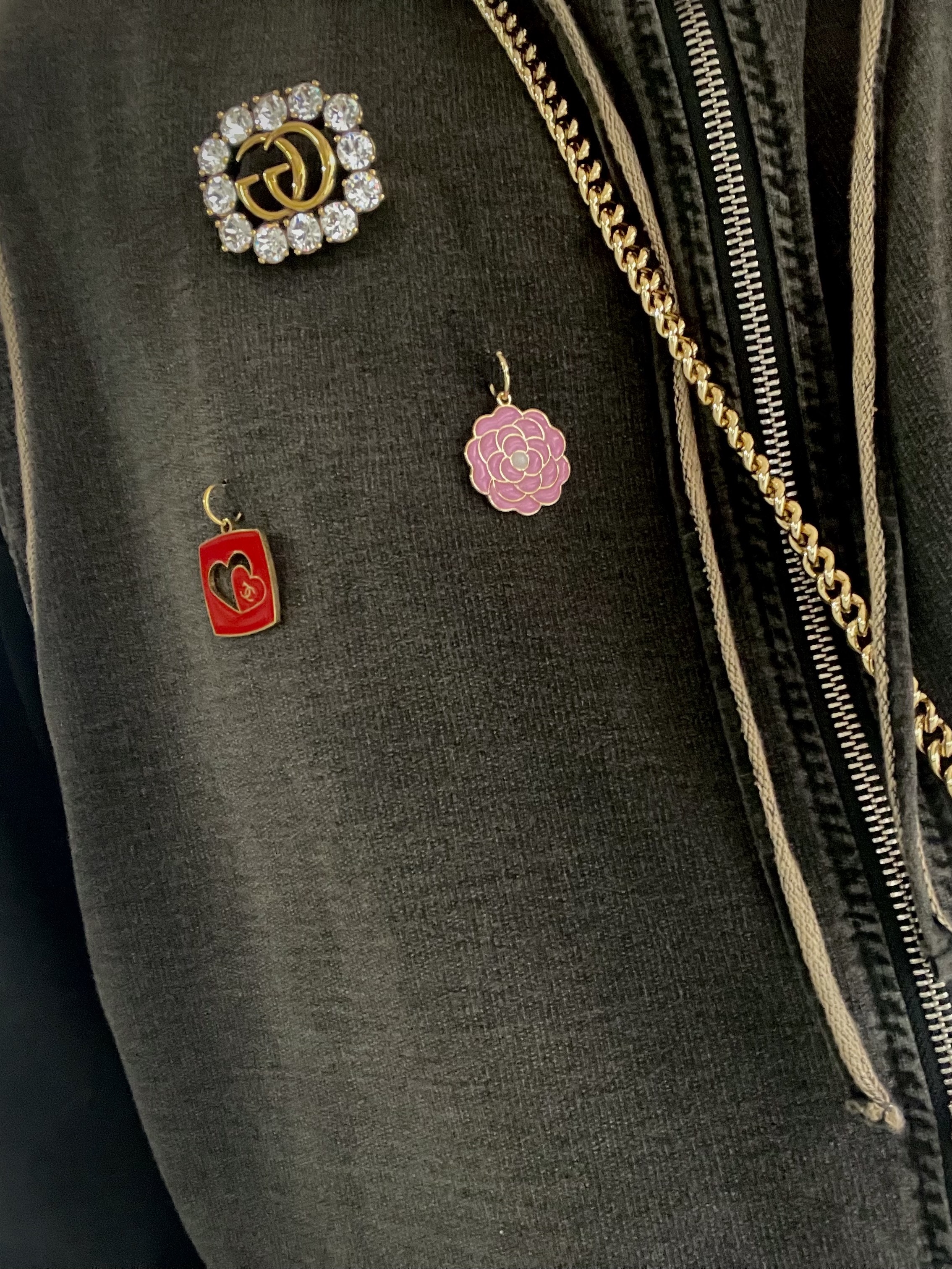 Gucci Metal Double G Brooch Crystal, Gucci x Adidas Chain Wallet Beige Brown 착용 스타일 - 2