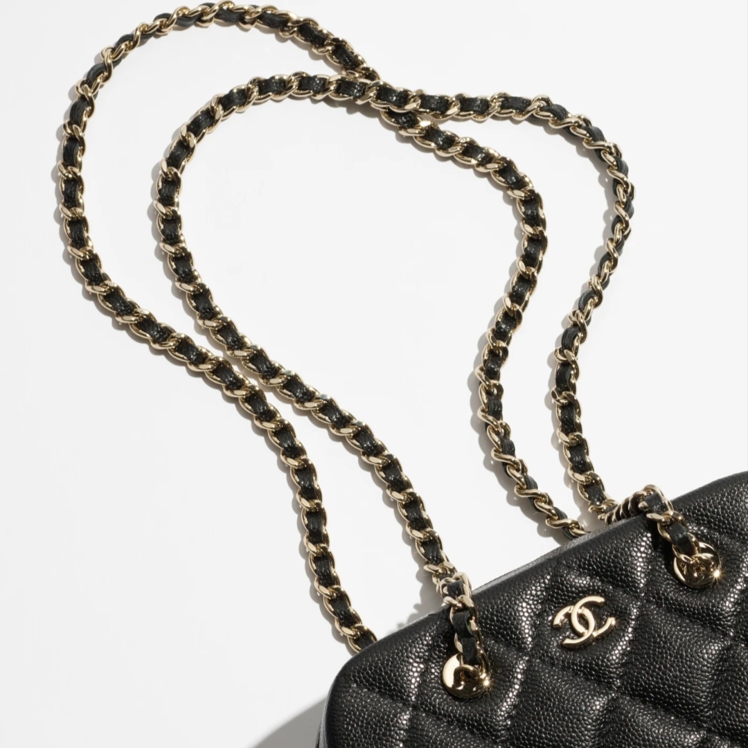Chanel Clutch with Chain Grained Shiny Calfskin & Gold Black 착용 스타일 - 1