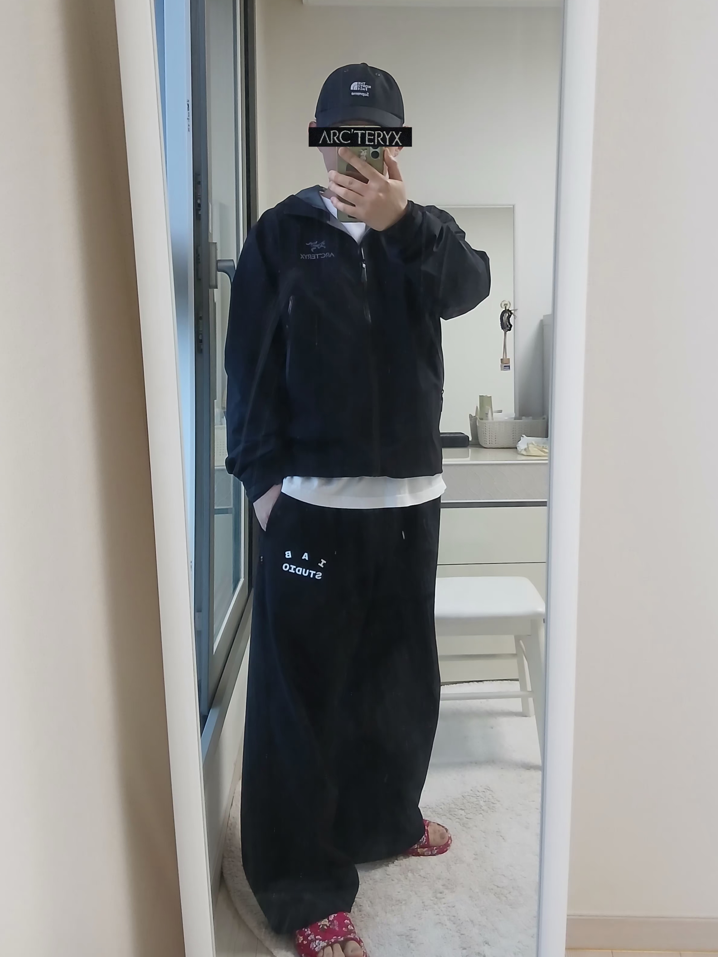 Supreme x The North Face Split 6-Panel Black - 24SS, Arc'teryx Beta Jacket Black 착용 스타일 - 10