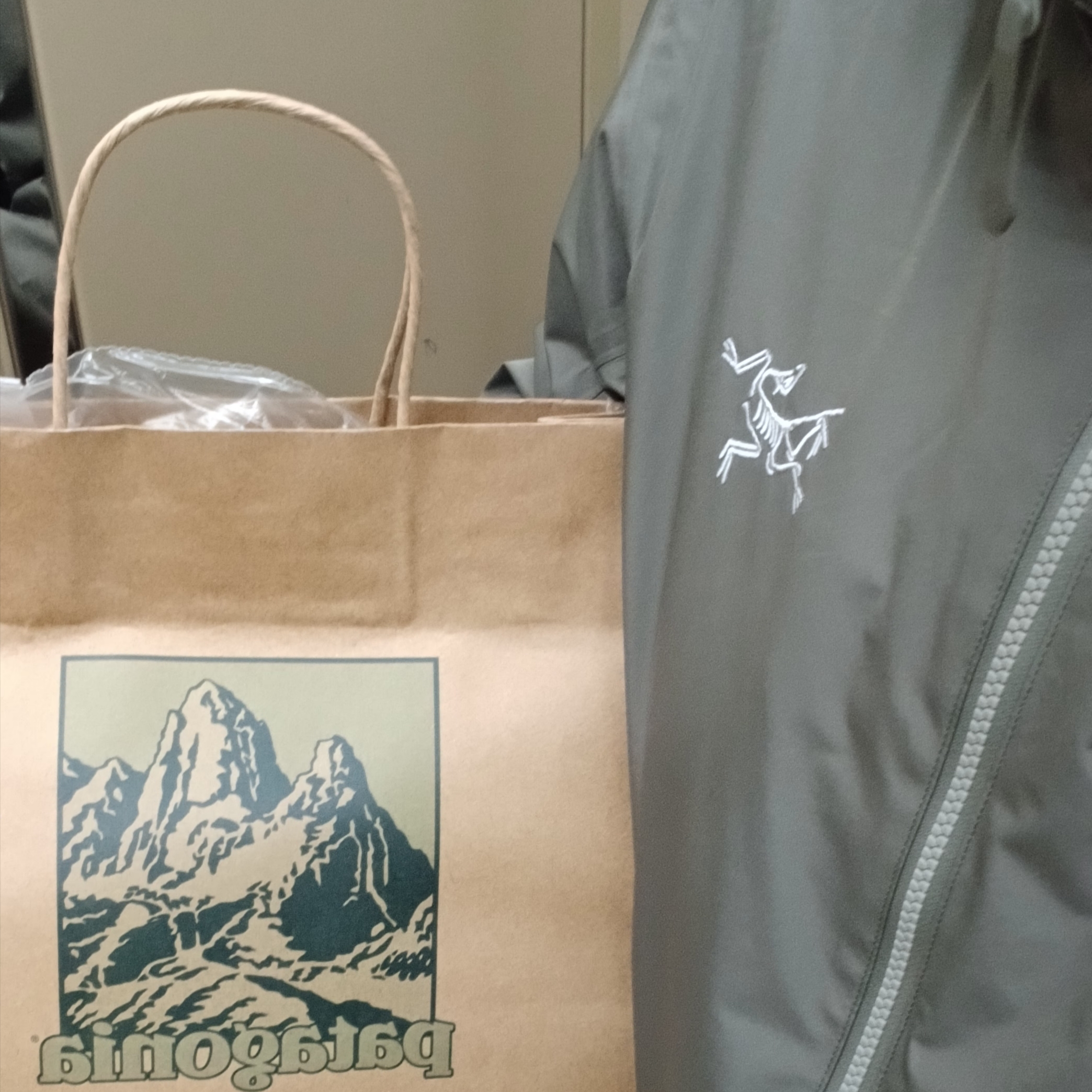 Patagonia Light Variable Jacket Crisp Grey, Patagonia Daily Pocket Short Sleeve T-Shirt Birch White 착용 스타일 - 10