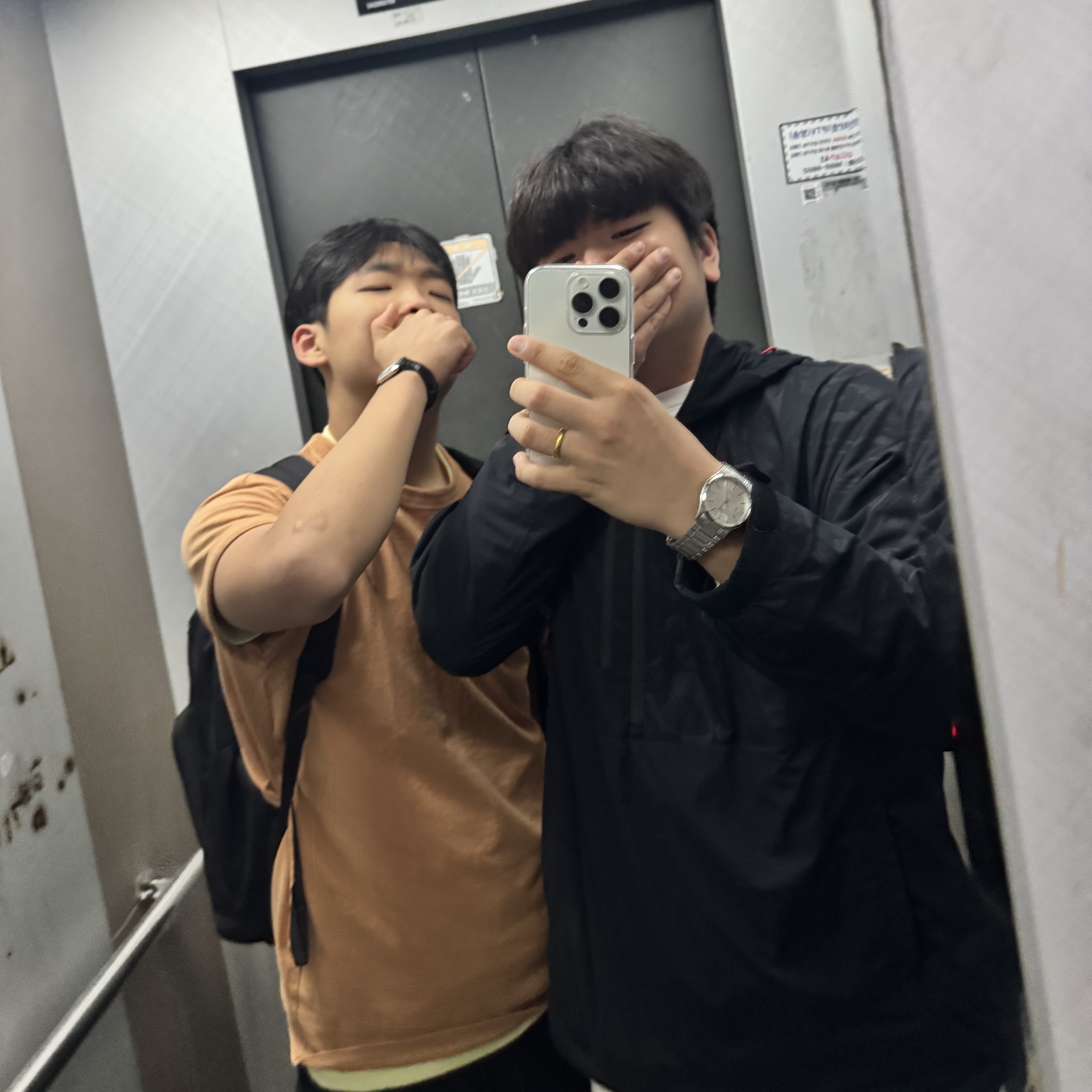 [S등급] Refurbished iPhone 125 Pro 256GB, Rolex Submariner Date 41mm 126613LB Royal Blue Oyster 착용 스타일