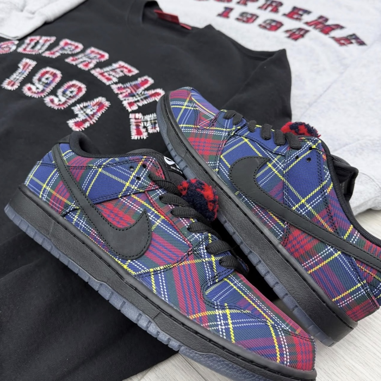 Supreme Plaid Arc Crewneck Black - 26SS, Supreme Plaid Arc Crewneck Heather Grey - 26SS 착용 스타일 - 2