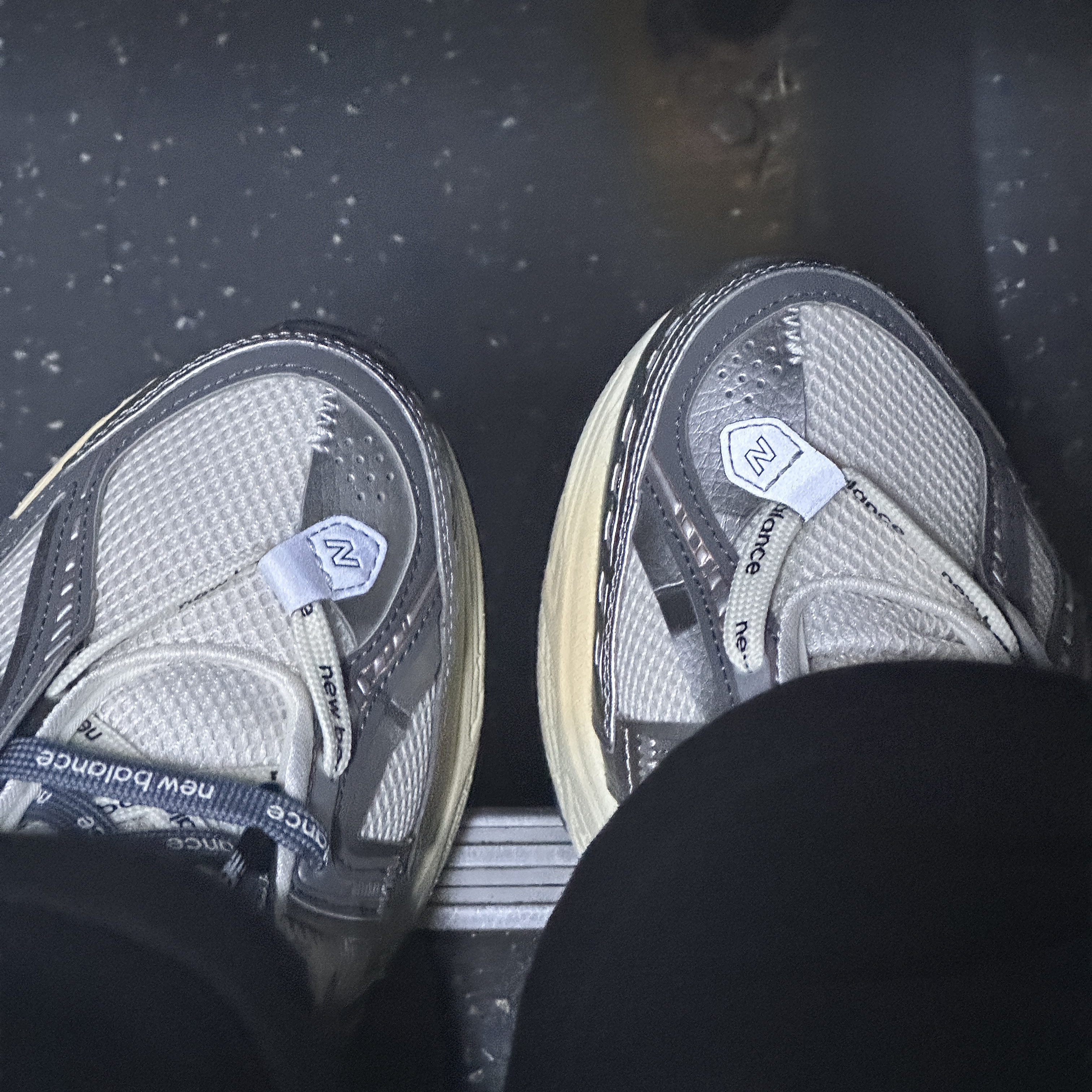 New Balance 1906A Silver Metallic Castlerock 착용 스타일