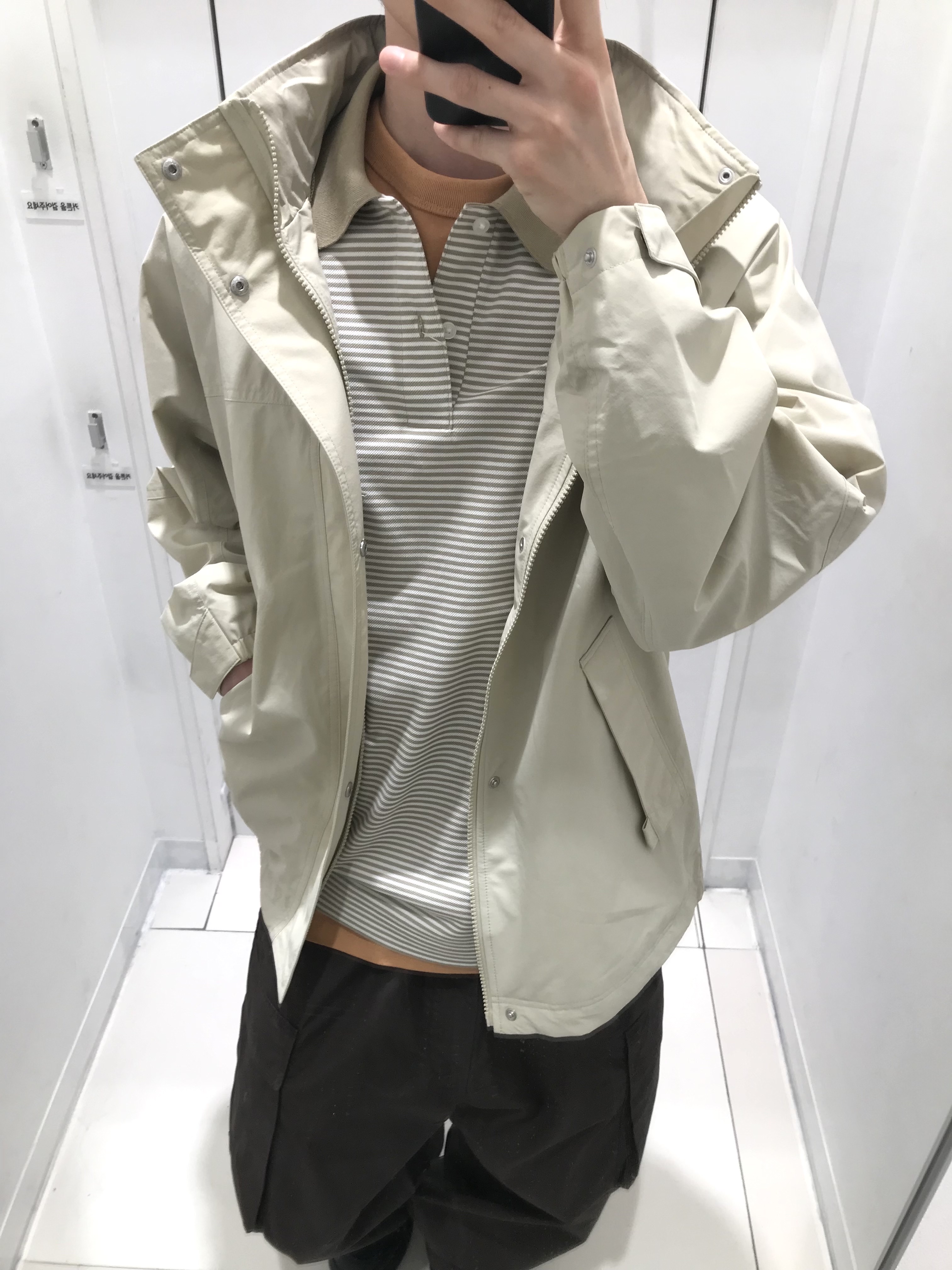 Uniqlo x JW Anderson Dry Pique Striped Polo Narrow Shirt Beige, Uniqlo x JW Anderson Windproof Stand Blouson Beige 착용 스타일 - 4
