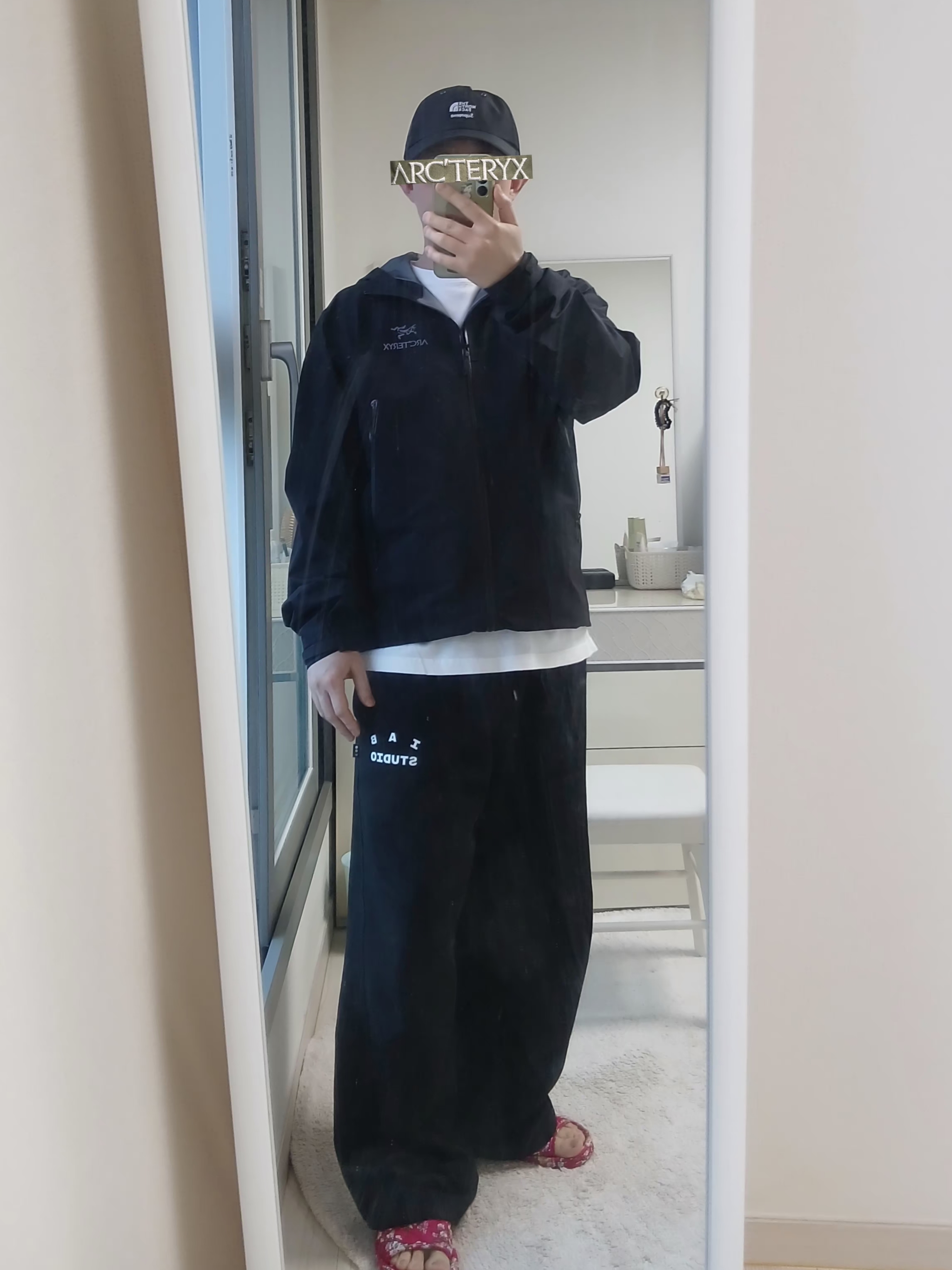 Supreme x The North Face Split 6-Panel Black - 24SS, Arc'teryx Beta Jacket Black 착용 스타일 - 6