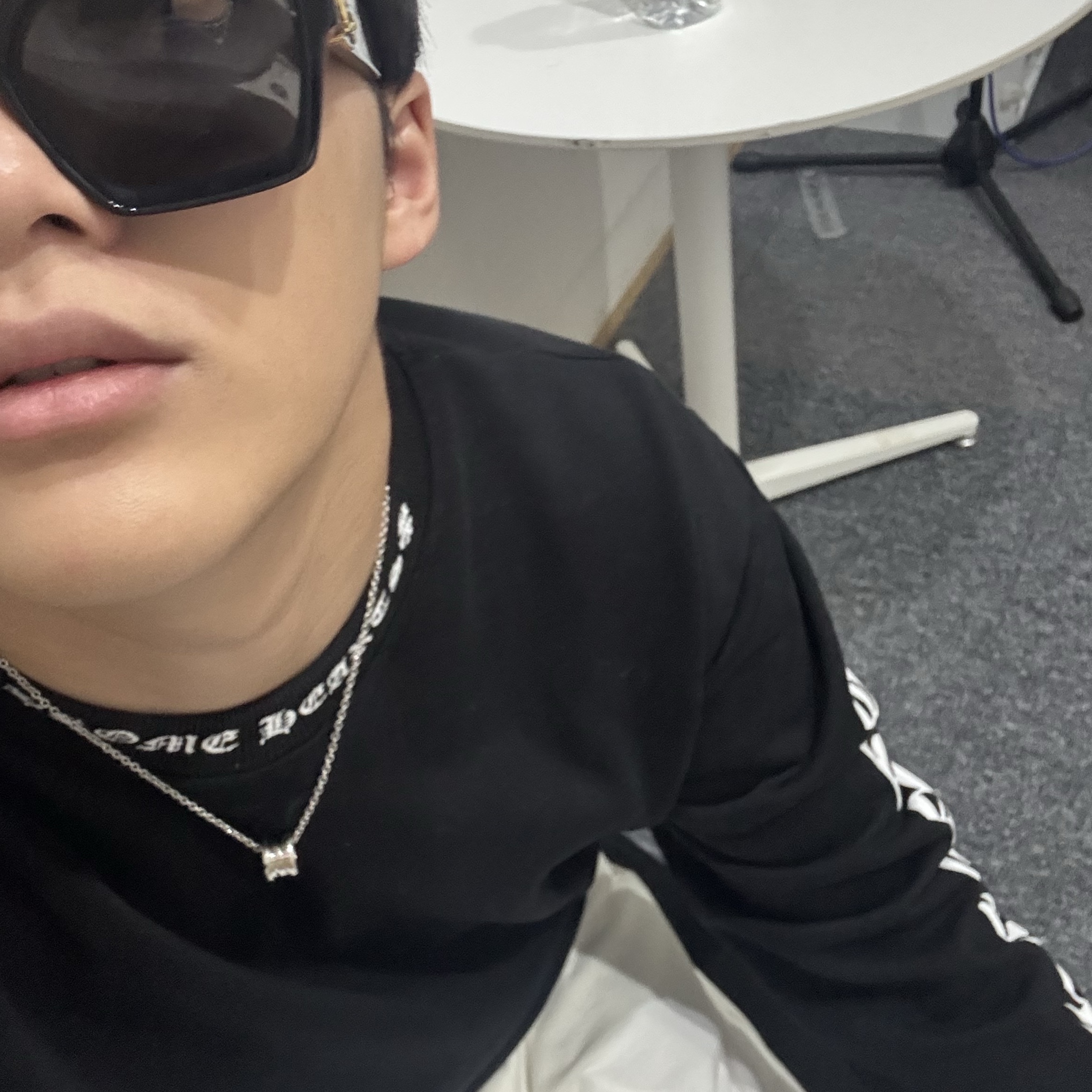 Chrome Hearts Neck Logo Crewneck Sweatshirt Black, Bulgari 18K White Gold B.Zero1 Necklace 착용 스타일