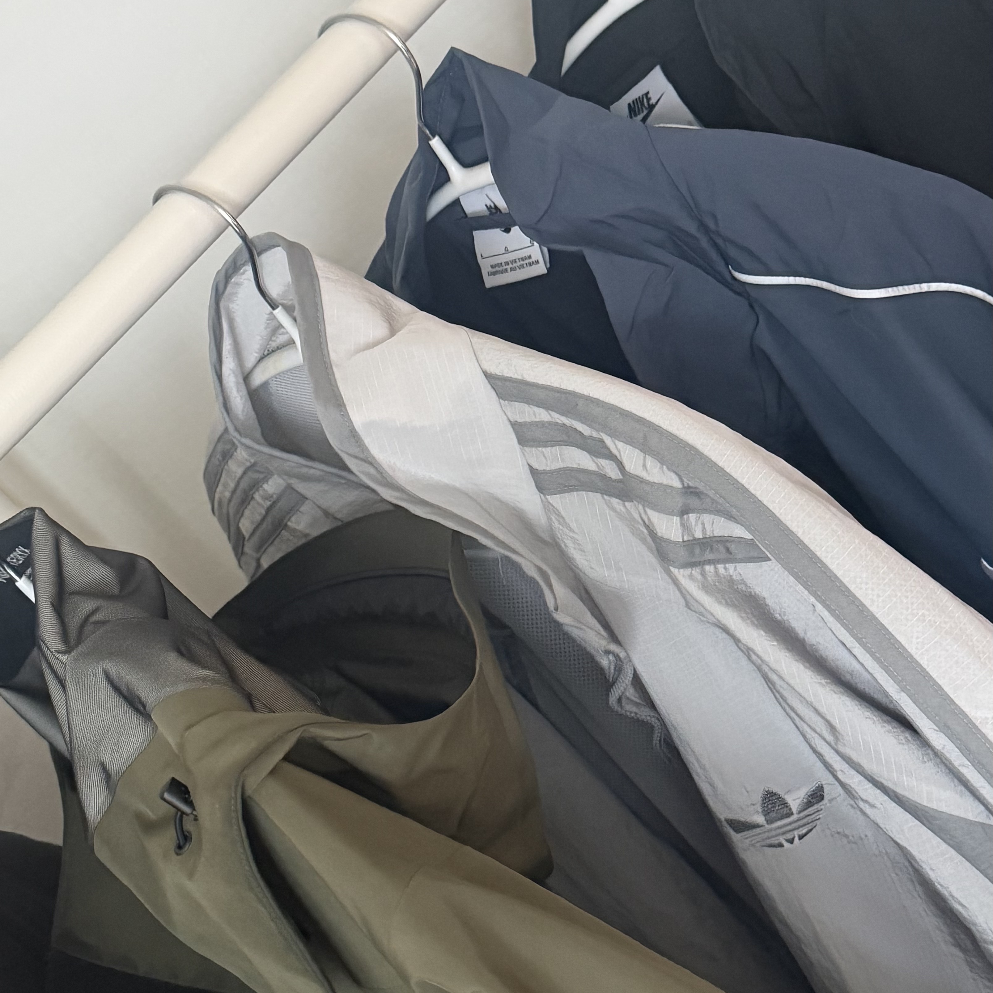 Adidas Adicolor 2000s Woven Track Top Grey Two Grey Three - KR Sizing, Nike NSW Solo Swoosh Woven Track Jacket Thunder Blue - Asia 착용 스타일