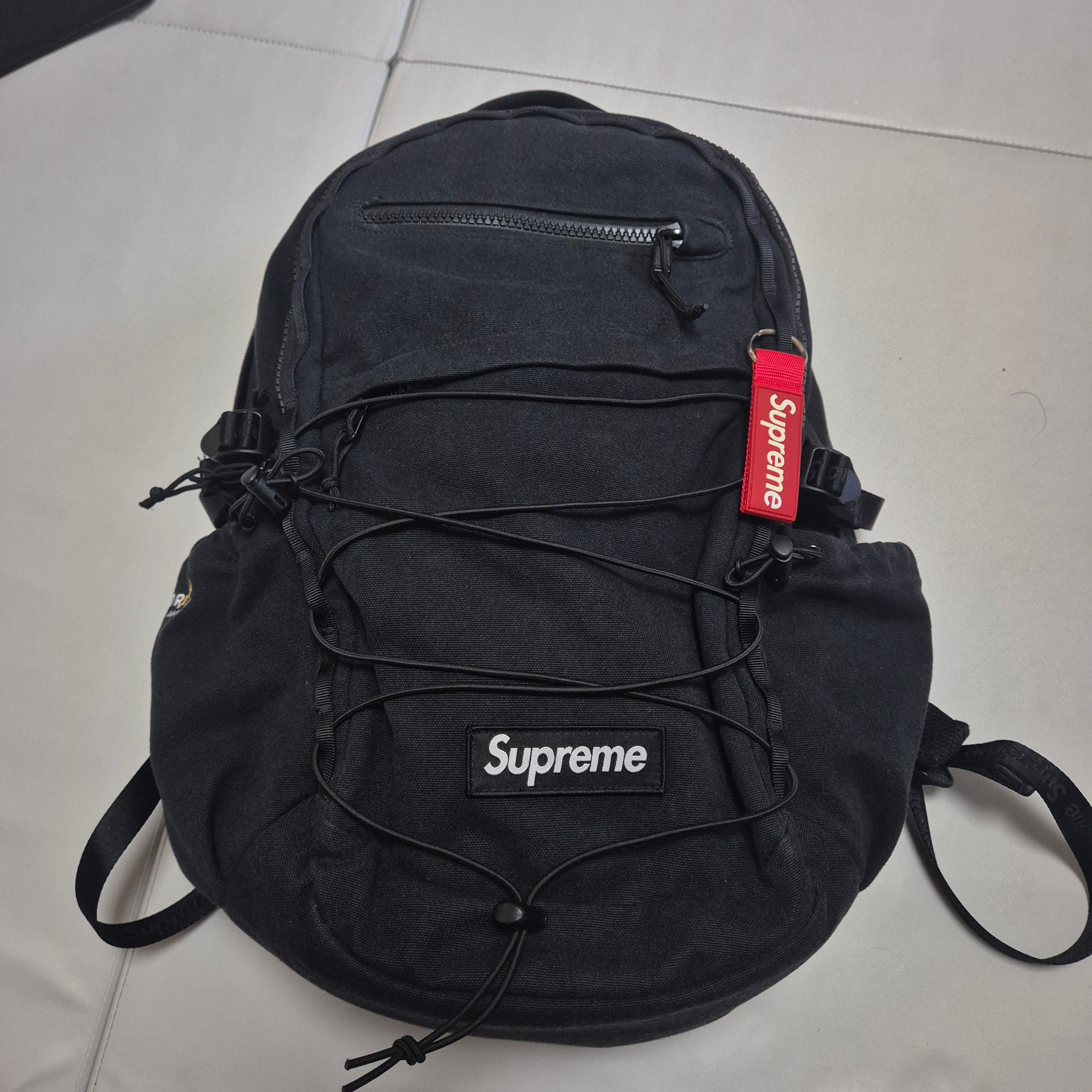 Supreme Backpack Black - 25SS, Supreme Webbing Keychain Red - 23SS 착용 스타일