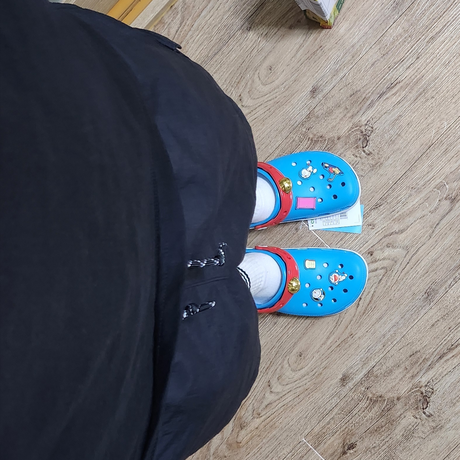 Crocs x Doraemon Classic Clog Multi 착용 스타일 - 1