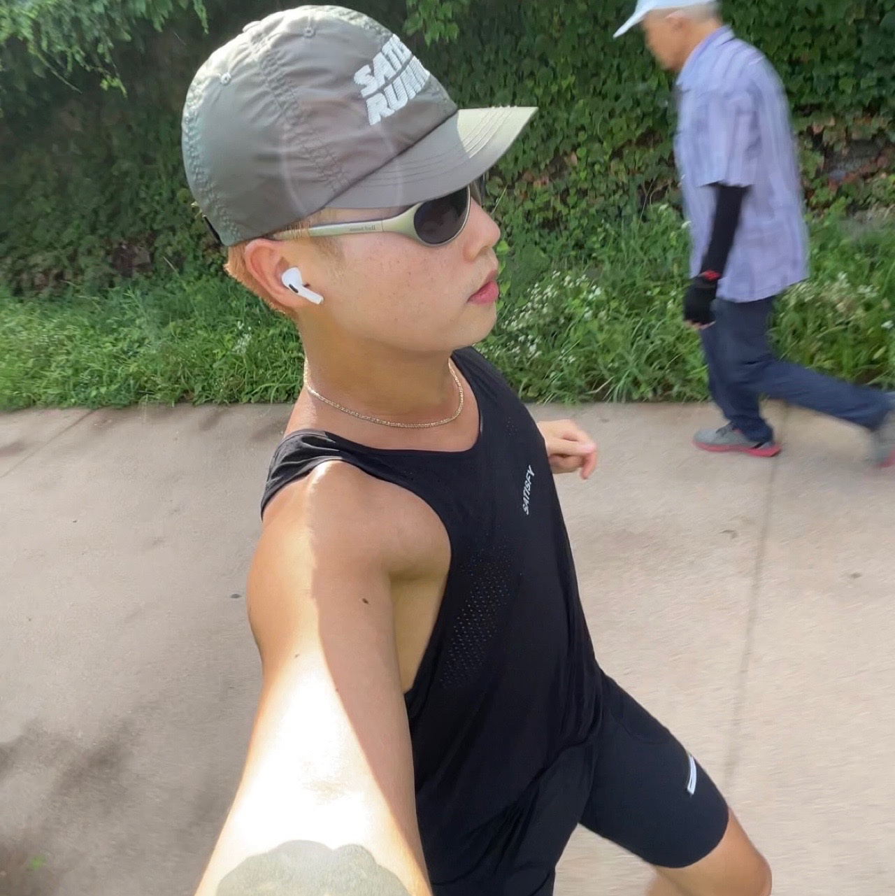 Satisfy Techsilk Evo 9 Half Tights Black, Satisfy Flitesilk Running Cap Khaki 착용 스타일