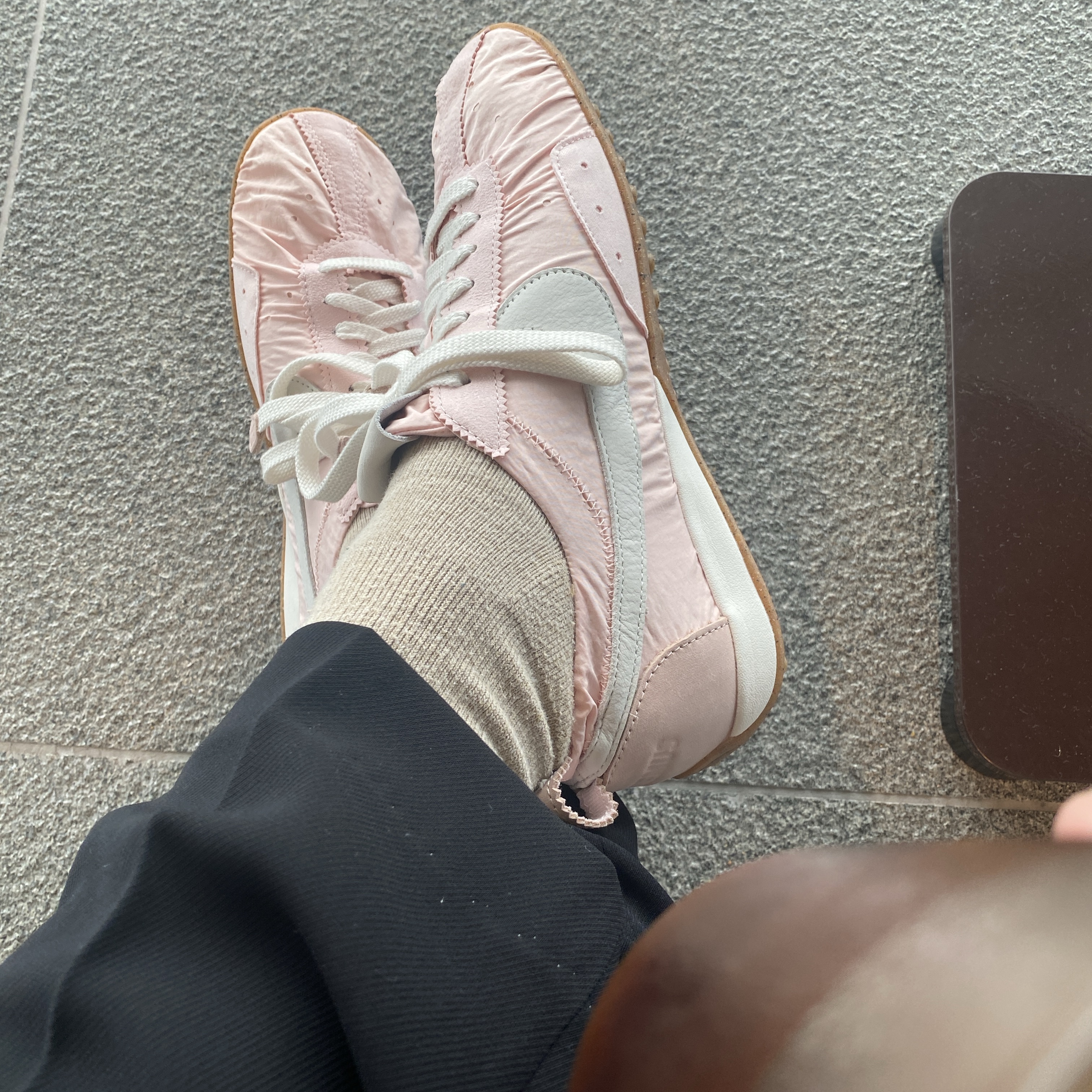 Nike x Jacquemus Moon Shoe SP Aluminum Pink Sail 착용 스타일 - 3