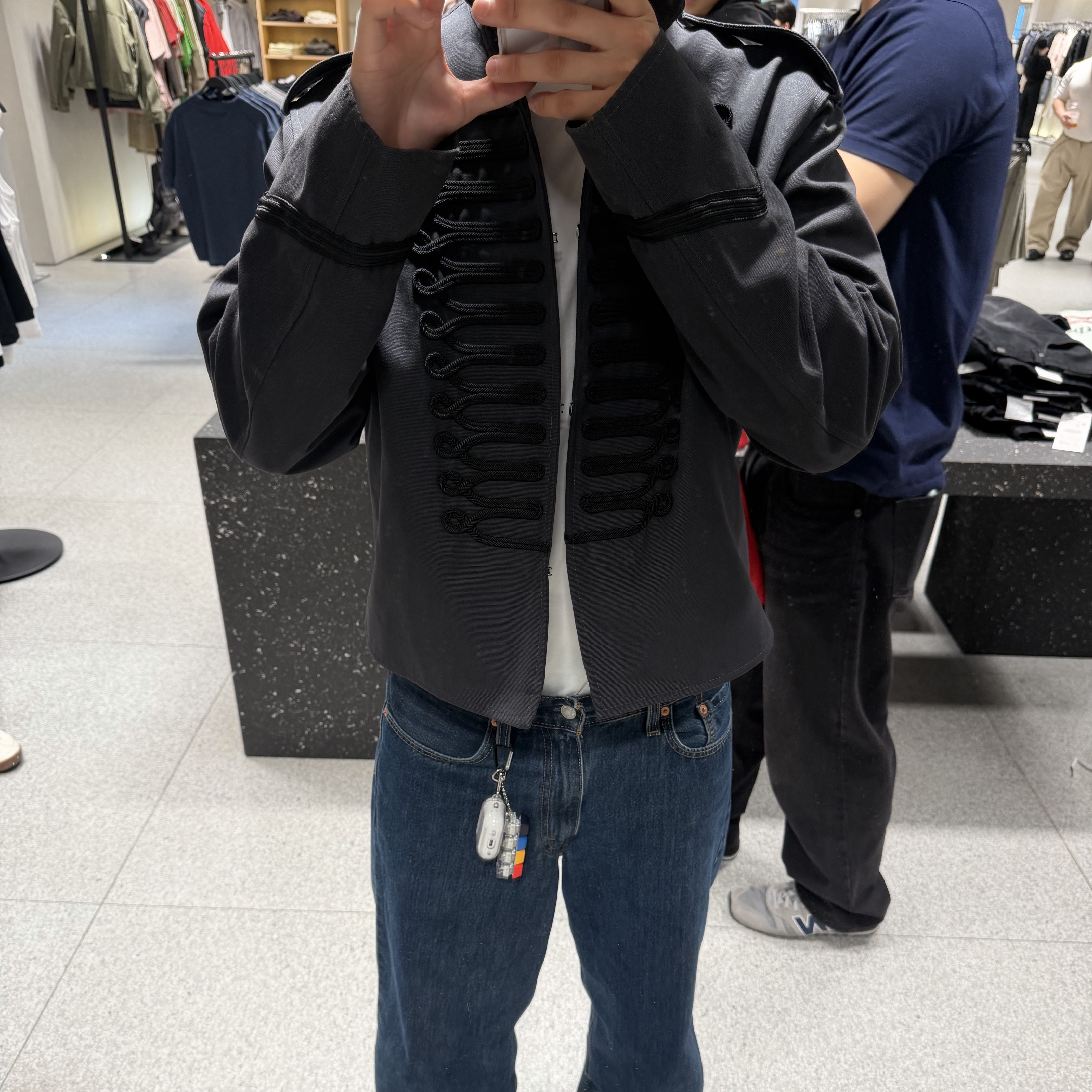 Uniqlo x JW Anderson Dry Pique Striped Polo Narrow Shirt Green, Apple Airpods Pro 2nd Gen with MagSafe Charging Case USB C (Korean Ver.) 착용 스타일 - 3
