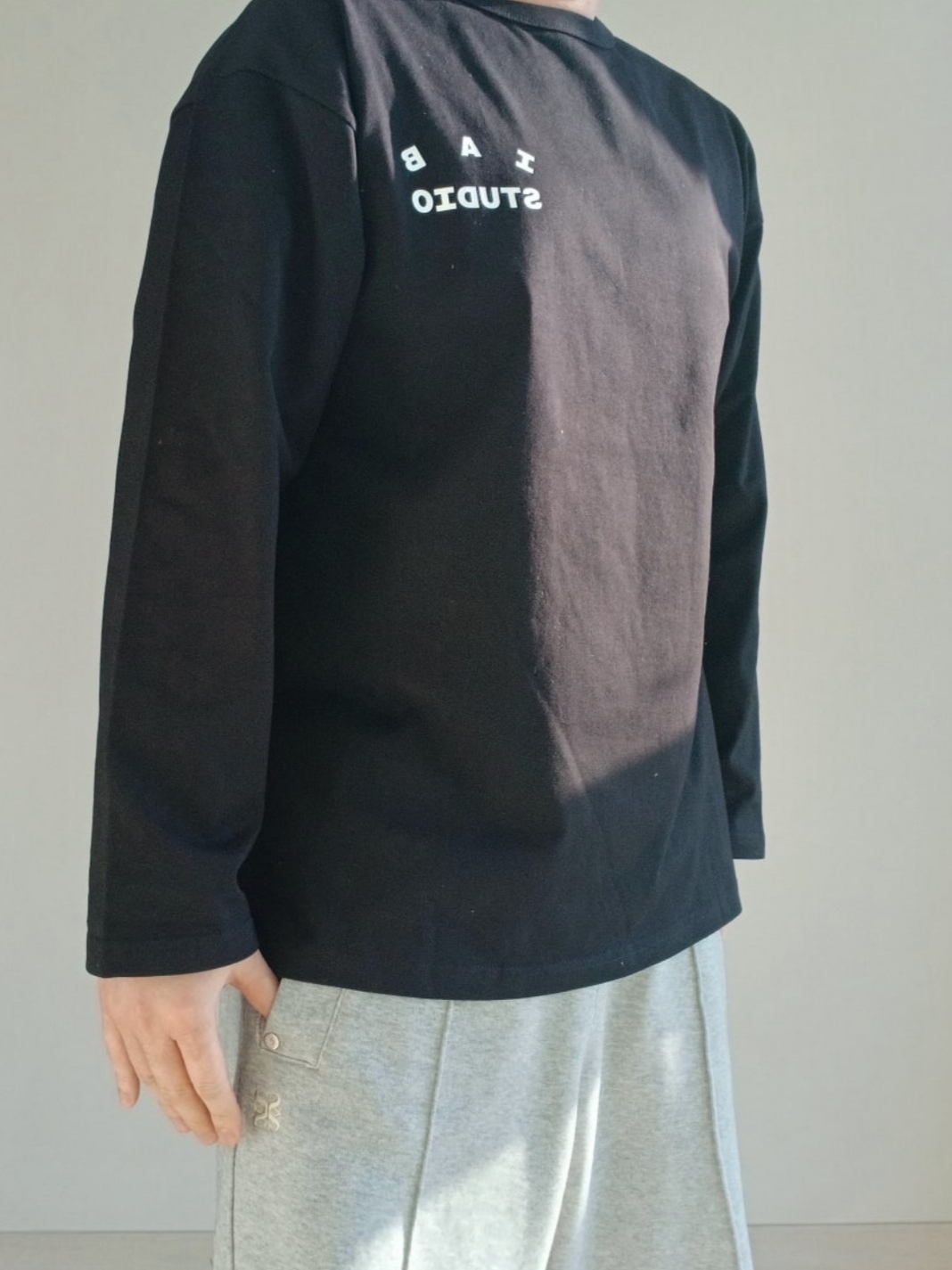 IAB Studio IAB Light Long Sleeve Black, SATUR Teo Cotton Banding Sweatpants Melange Gray 착용 스타일 - 4