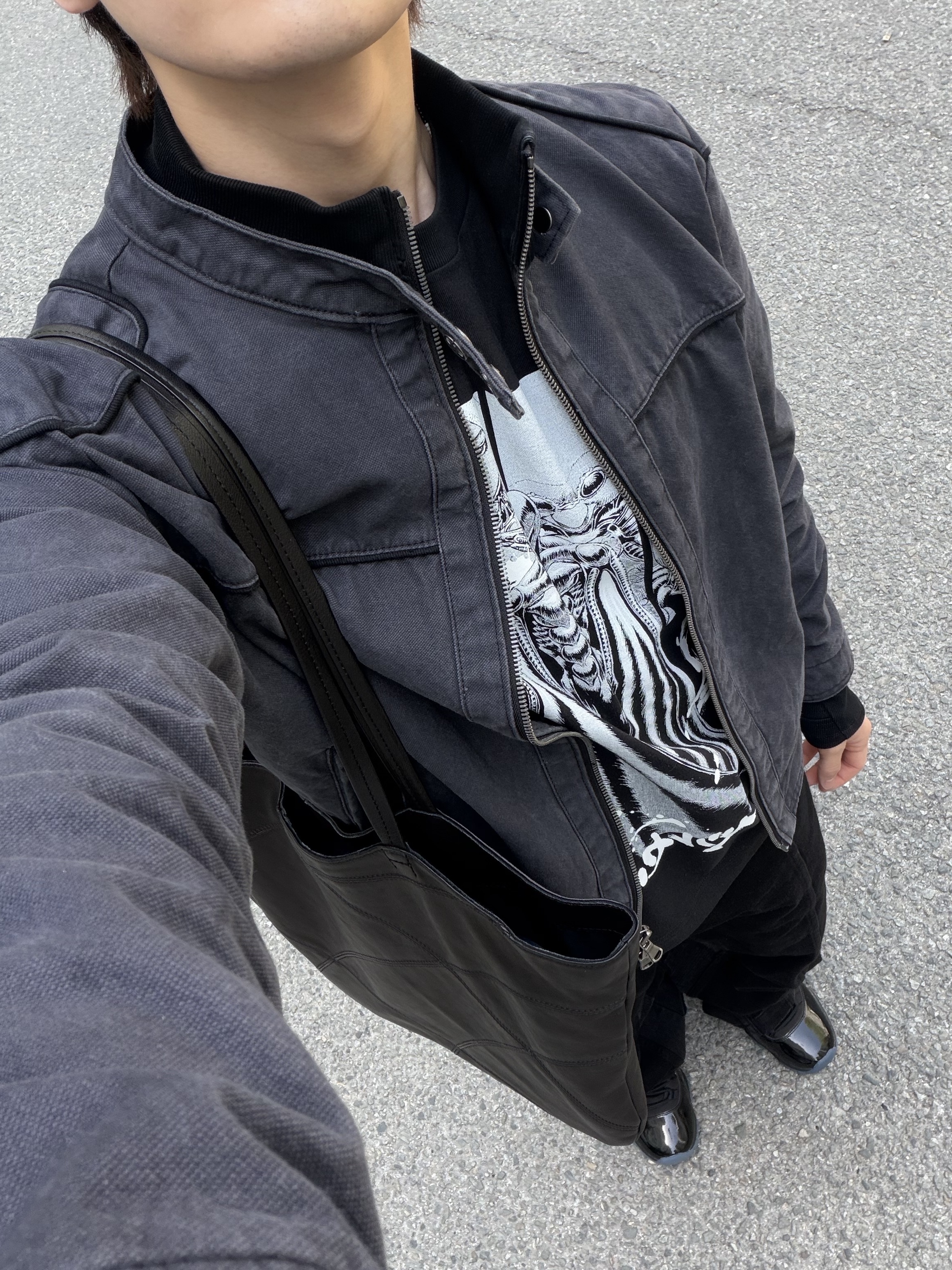 Uniqlo UT x Berserk Manga Curation Graphic T-Shirt B Black - KR, IGNOTA Core:14 Leaf Cargo Pants Black 착용 스타일 - 2