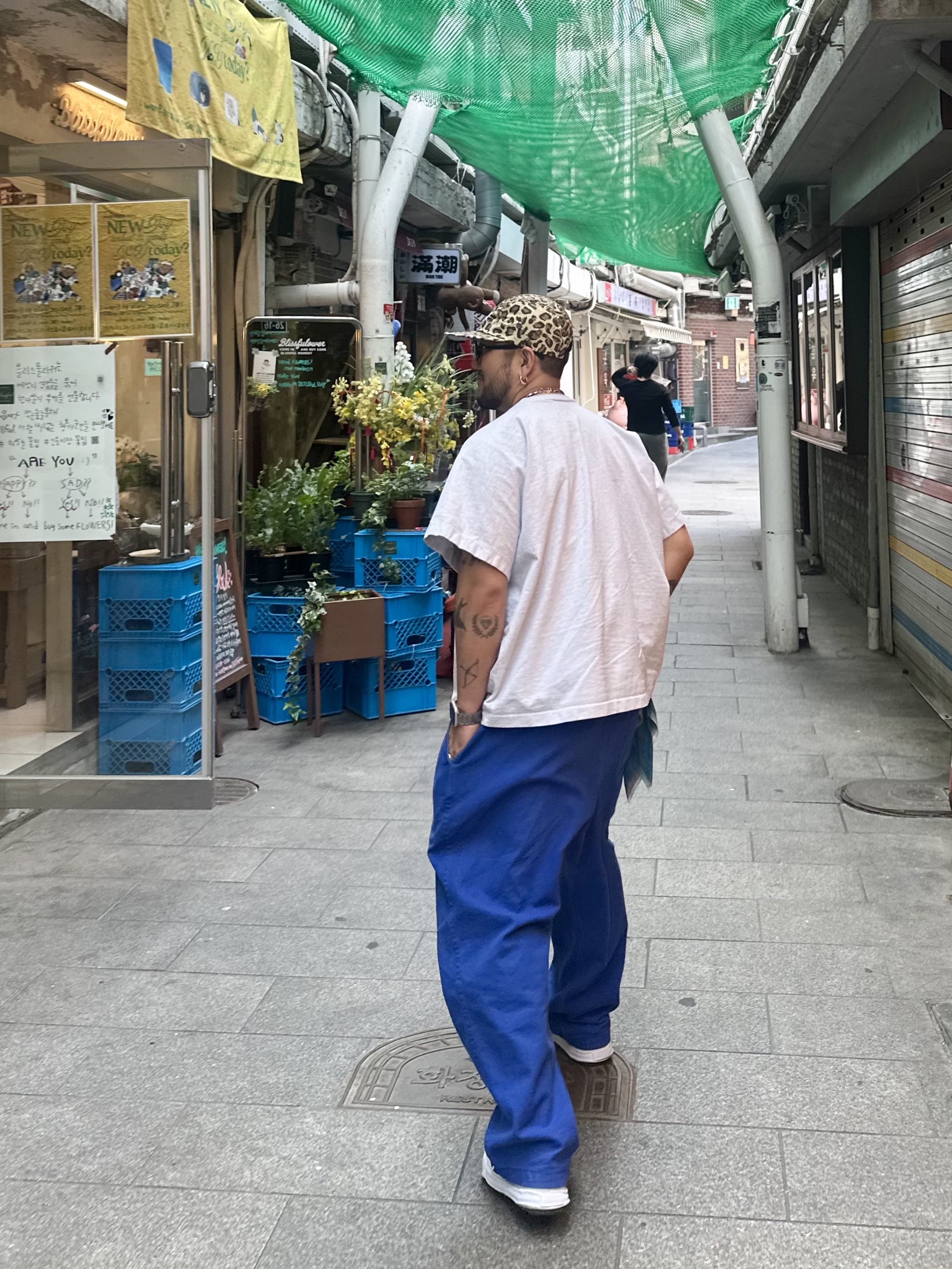 Maison Mihara Yasuhiro Peterson OG Sole Canvas Low Sneakers White, Yeezy x Gosha Rubchinskiy YZY Black Dogs T-Shirt Heather Grey 착용 스타일 - 4