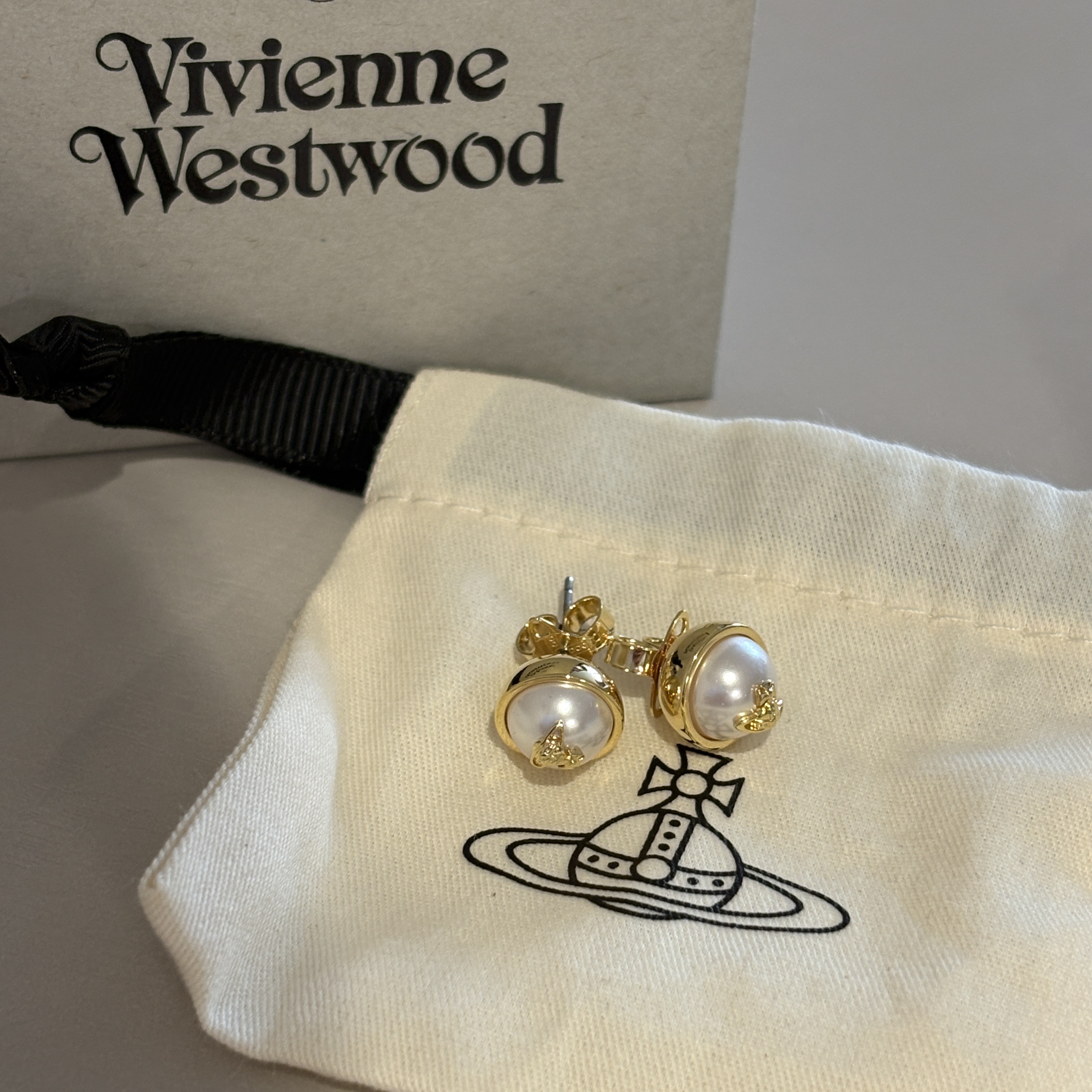 (W) Vivienne Westwood Orga Pearl Earrings Gold 착용 스타일 - 3