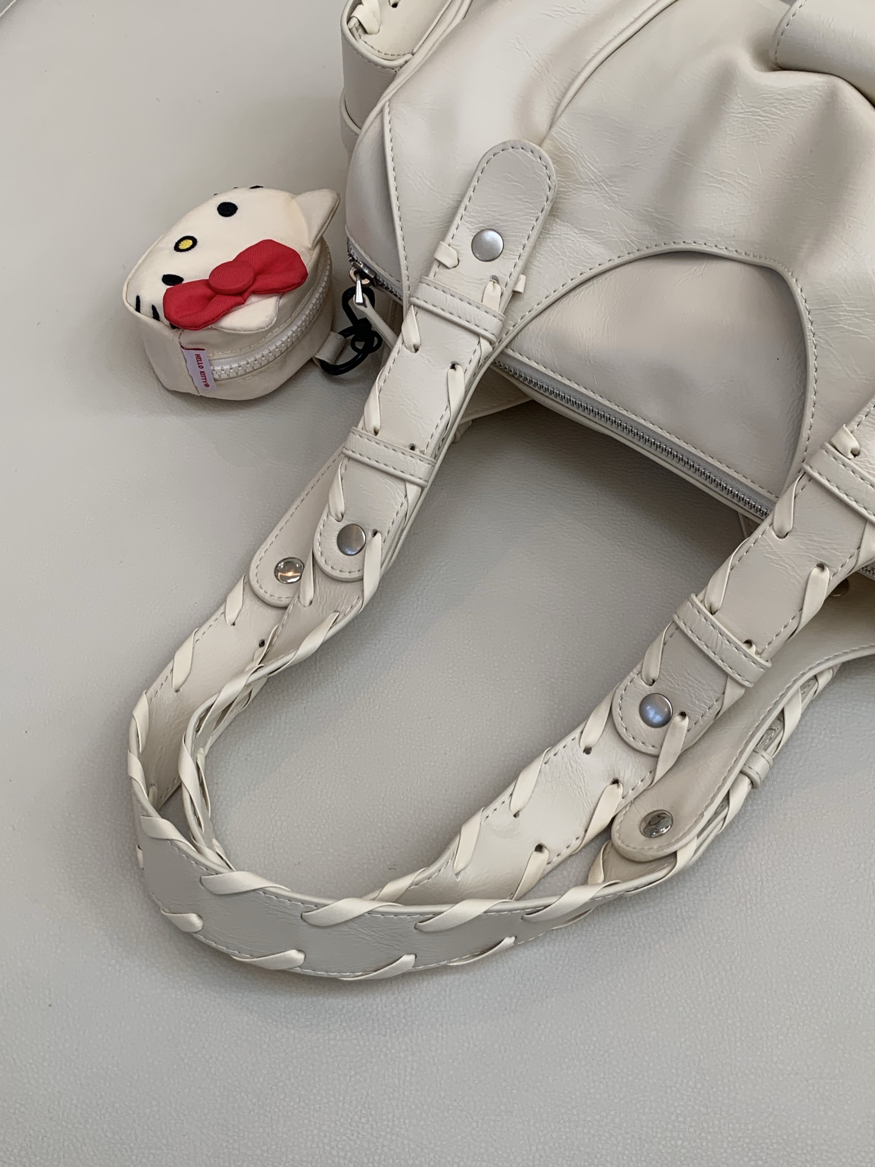 Baggu x Sanrio Hello Kitty Charm White, GARGG MAGSAFE LAYERS FRAME CASE CLEAR BLACK - TEXTURED HEART 착용 스타일 - 5
