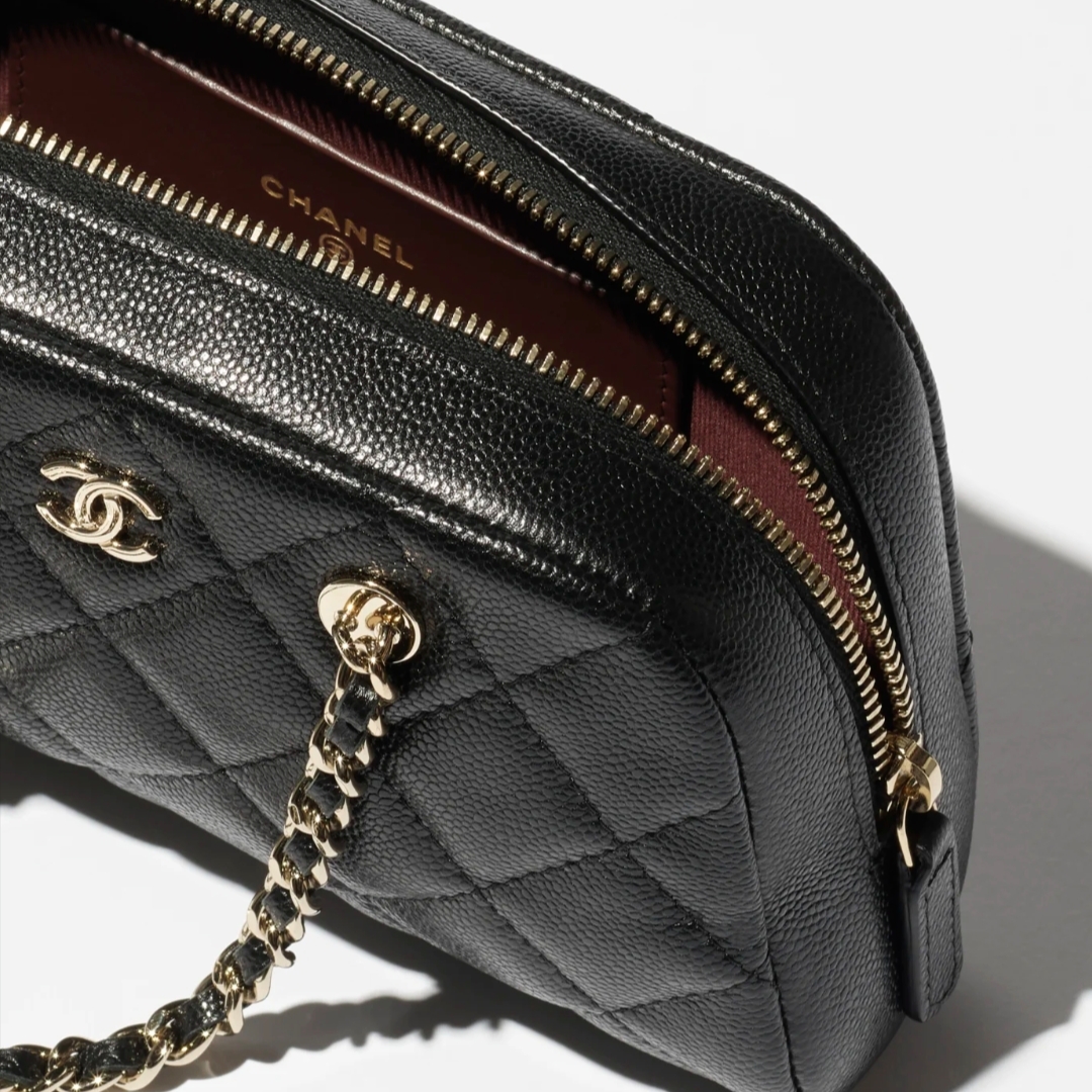 Chanel Clutch with Chain Grained Shiny Calfskin & Gold Black 착용 스타일 - 2