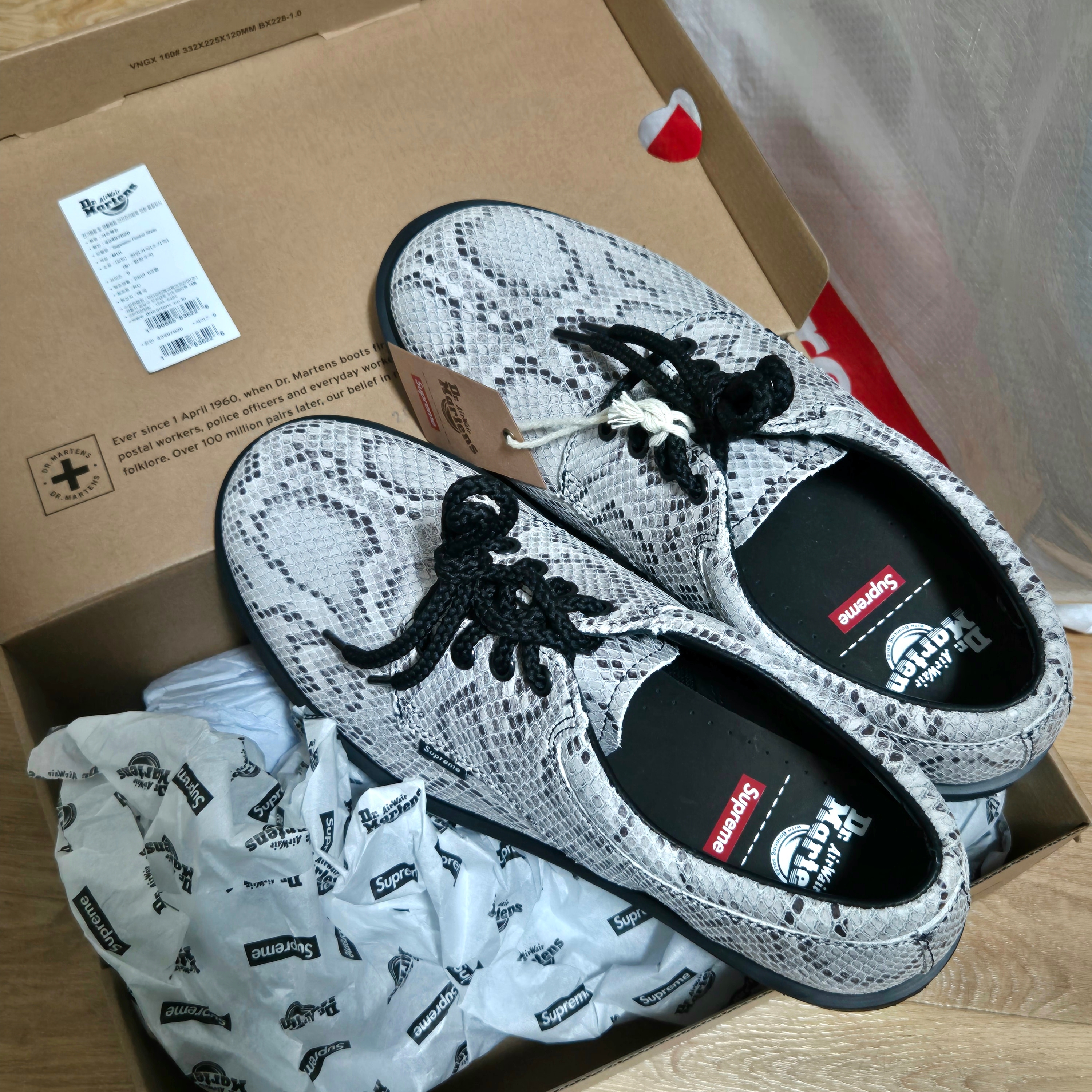Dr. Martens x Supreme Postal Supreme 4-Eye Shoe Snakeskin - 26SS 착용 스타일