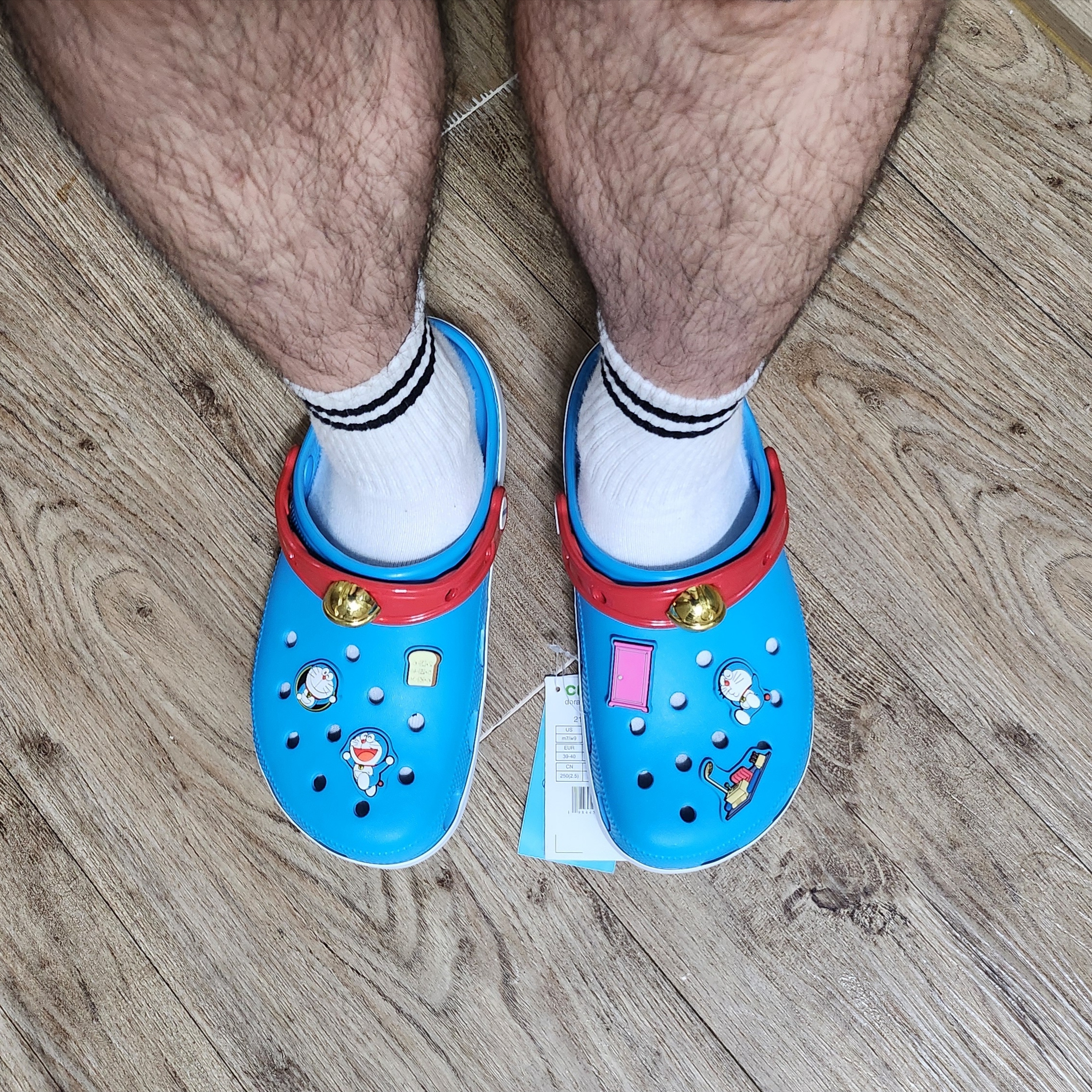 Crocs x Doraemon Classic Clog Multi 착용 스타일 - 3