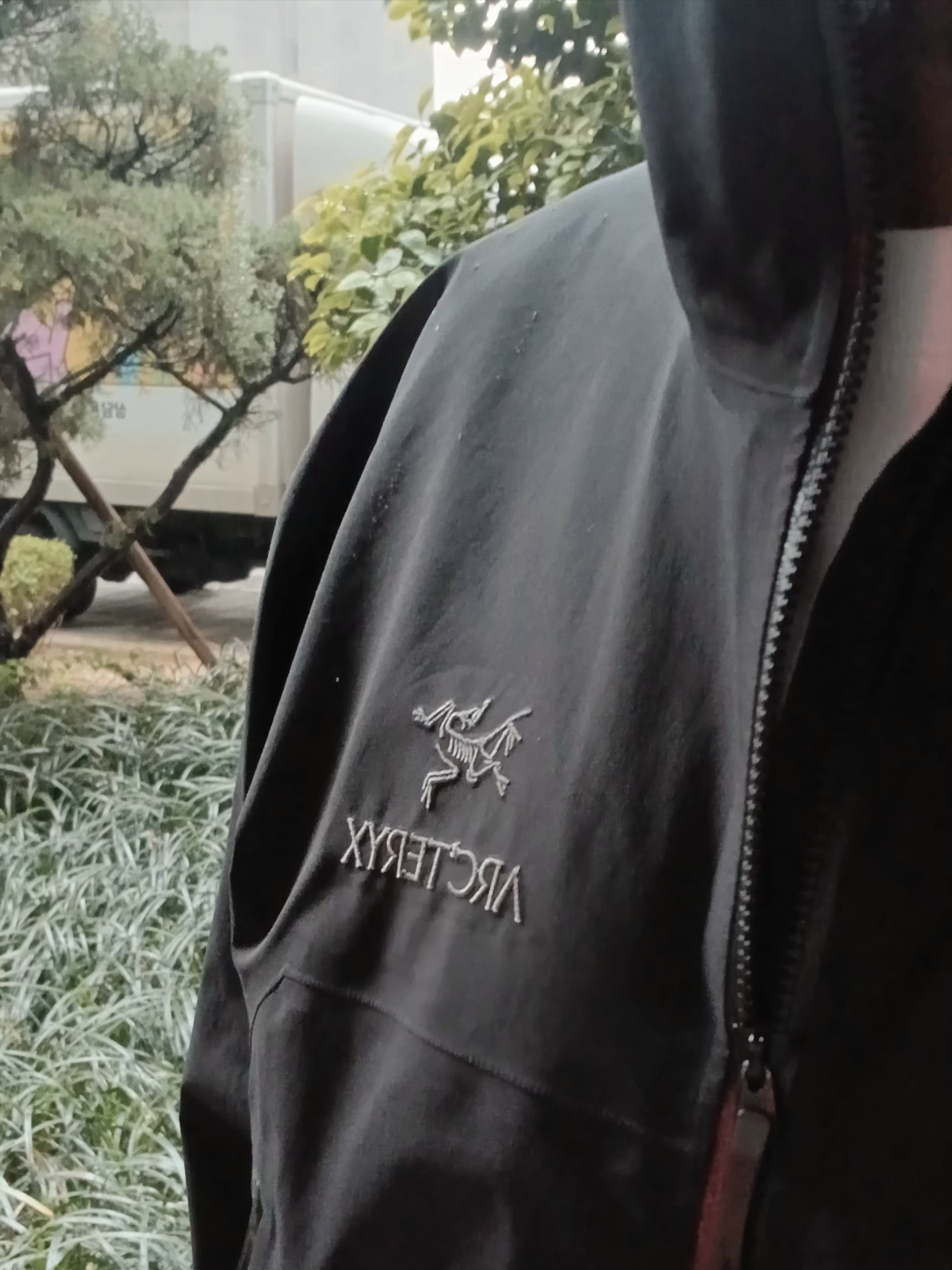 Supreme x The North Face Split 6-Panel Black - 24SS, Arc'teryx Beta Jacket Black 착용 스타일 - 5