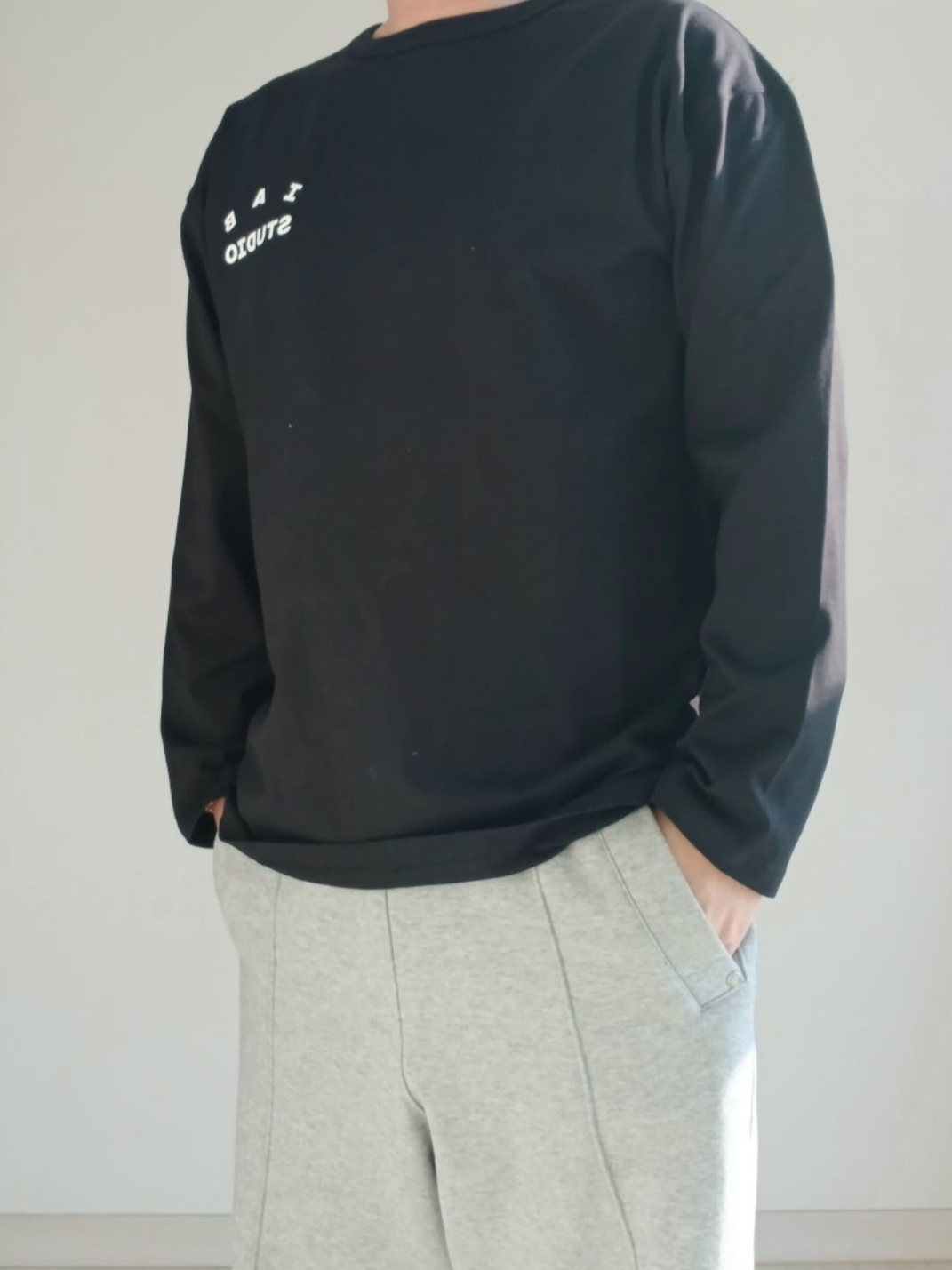 IAB Studio IAB Light Long Sleeve Black, SATUR Teo Cotton Banding Sweatpants Melange Gray 착용 스타일 - 2